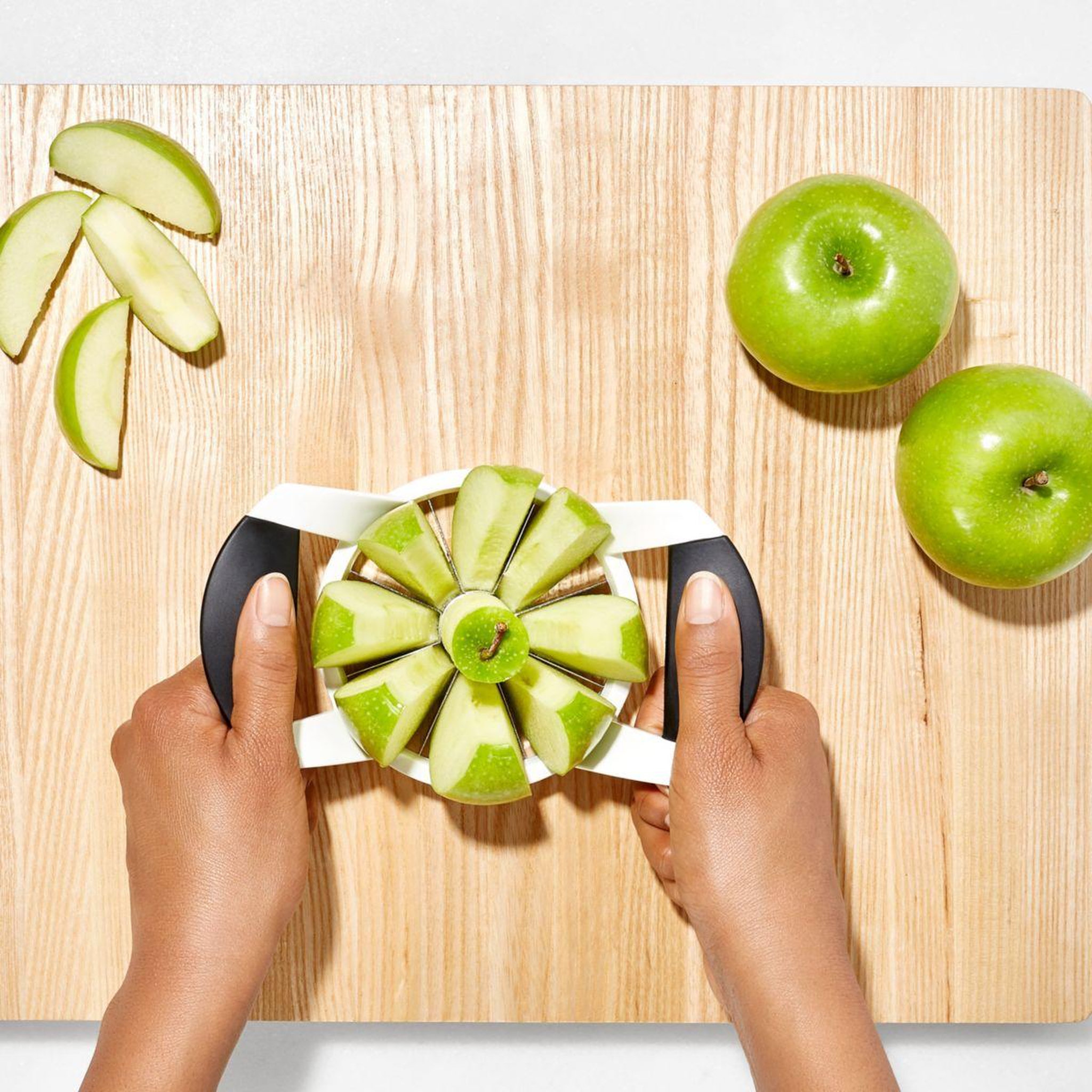 Voir la diapositive 3 : OXO Coupe fruits coupe pomme