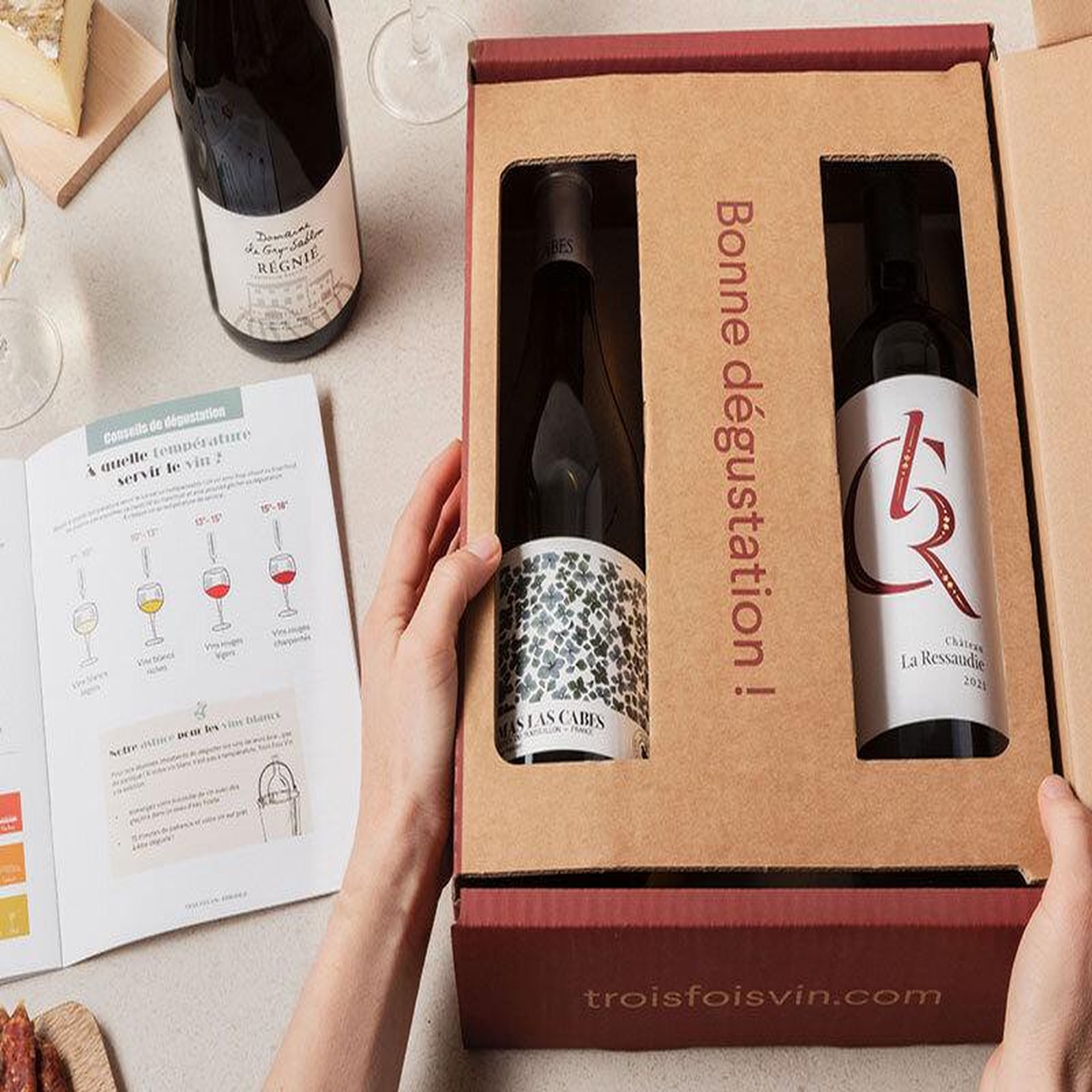 Voir la diapositive 4 : Smartbox Abonnement de 2 mois : 3 bouteilles de vin par mois et livret de dégustation - coffret cadeau gastronomie