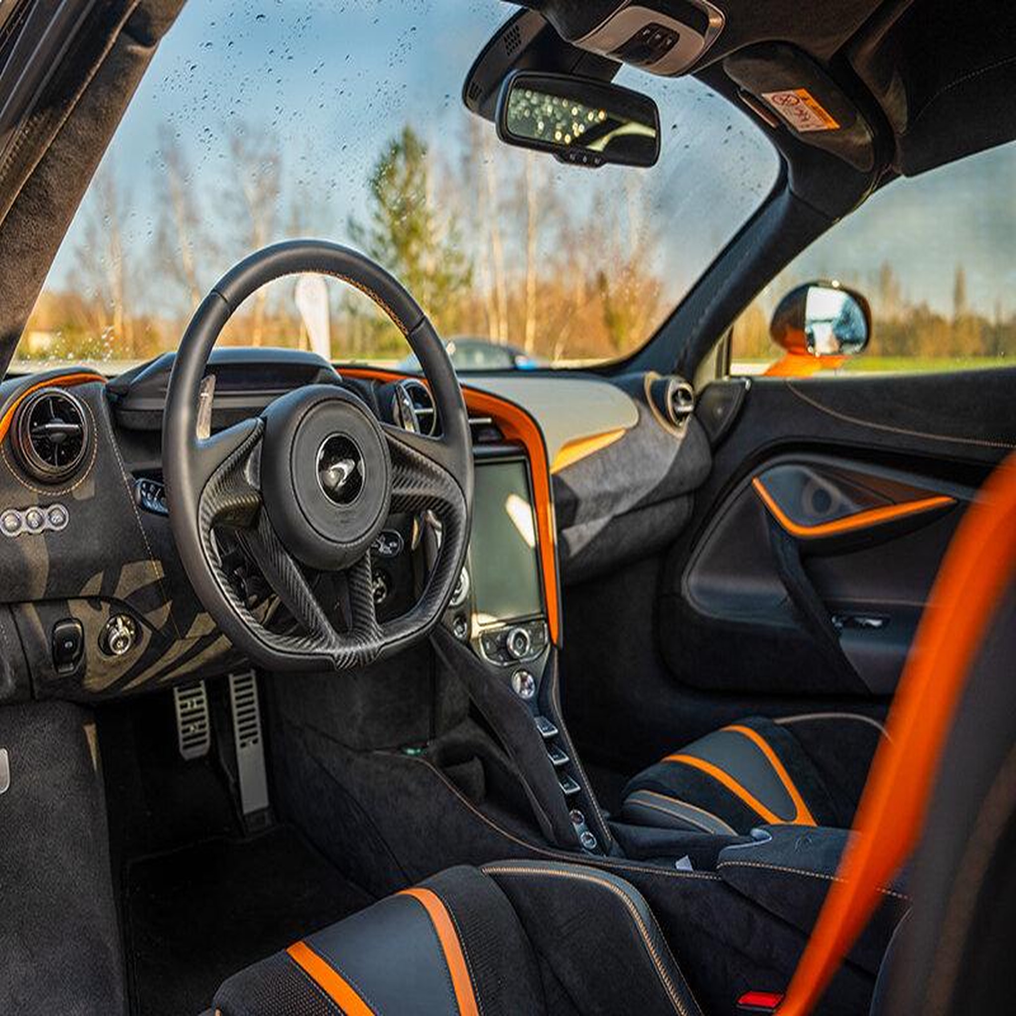 Voir la diapositive 4 : Smartbox Stage de pilotage : 2 tours sur le circuit de Vaison en McLaren 720 S - Coffret Cadeau Sport & Aventure