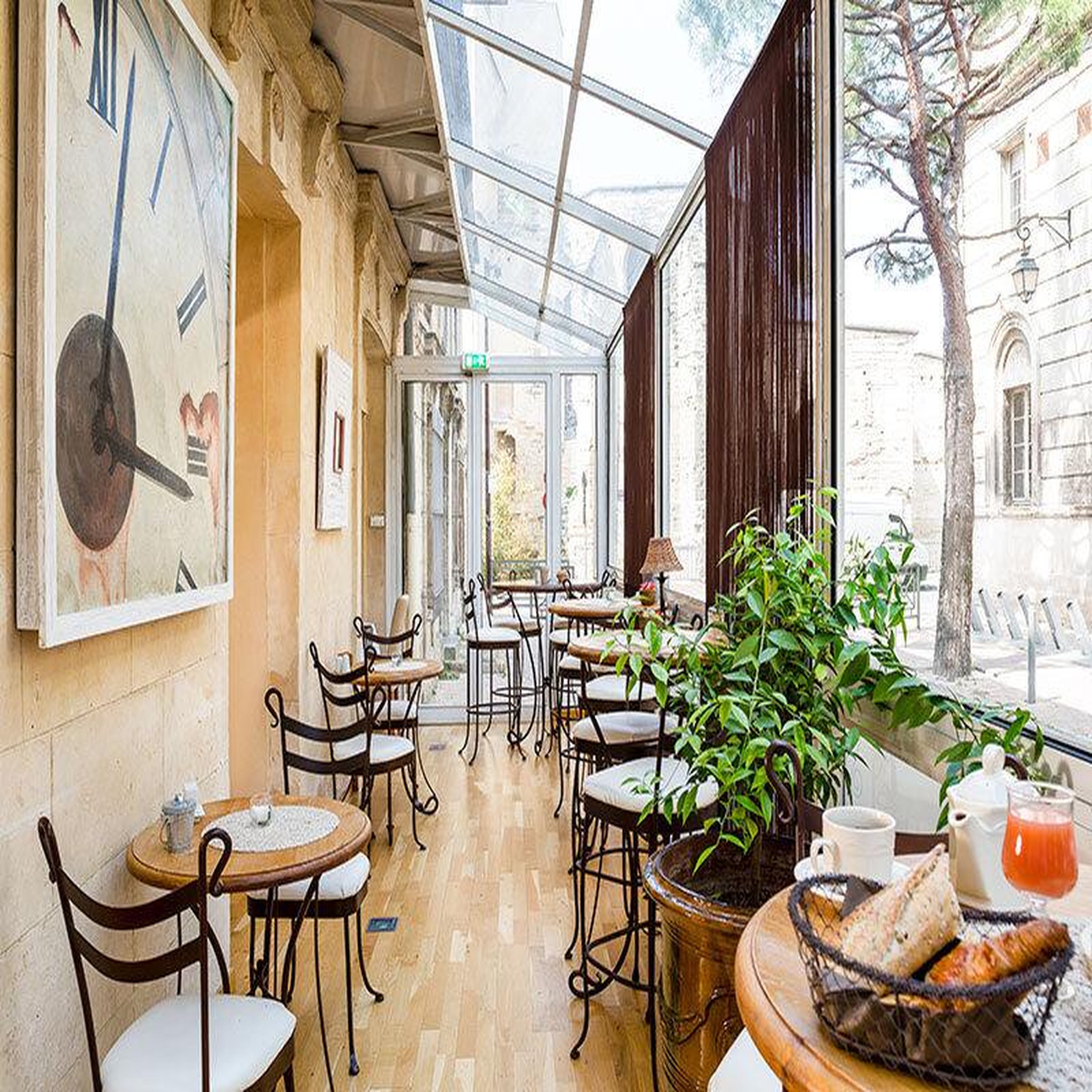 Voir la diapositive 3 : Smartbox Escapade romantique de 2 jours en hôtel 4* à Avignon avec pétales de roses et chocolats - Coffret Cadeau Séjour