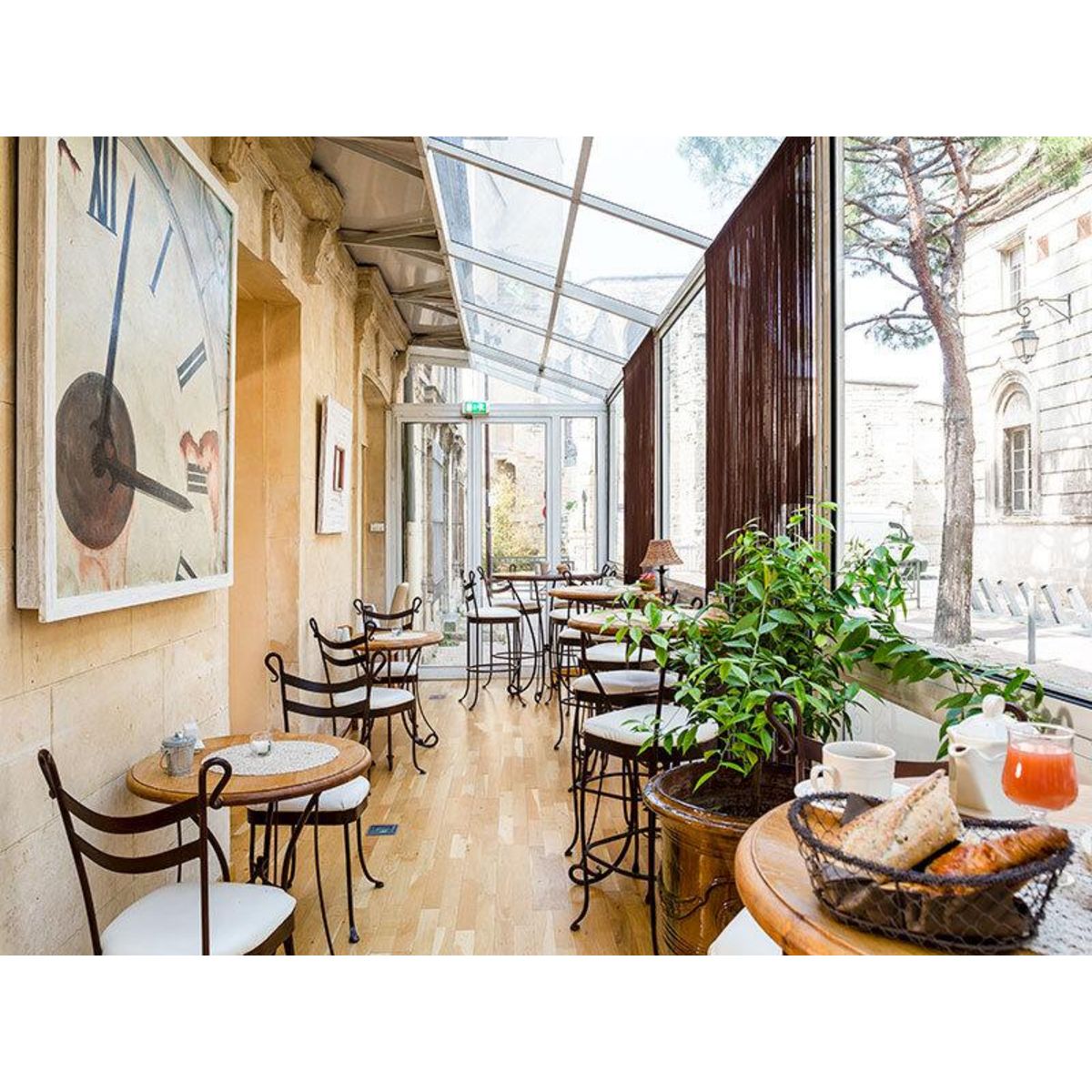 Smartbox Escapade romantique de 2 jours en hôtel 4* à Avignon avec pétales de roses et chocolats - Coffret Cadeau Séjour