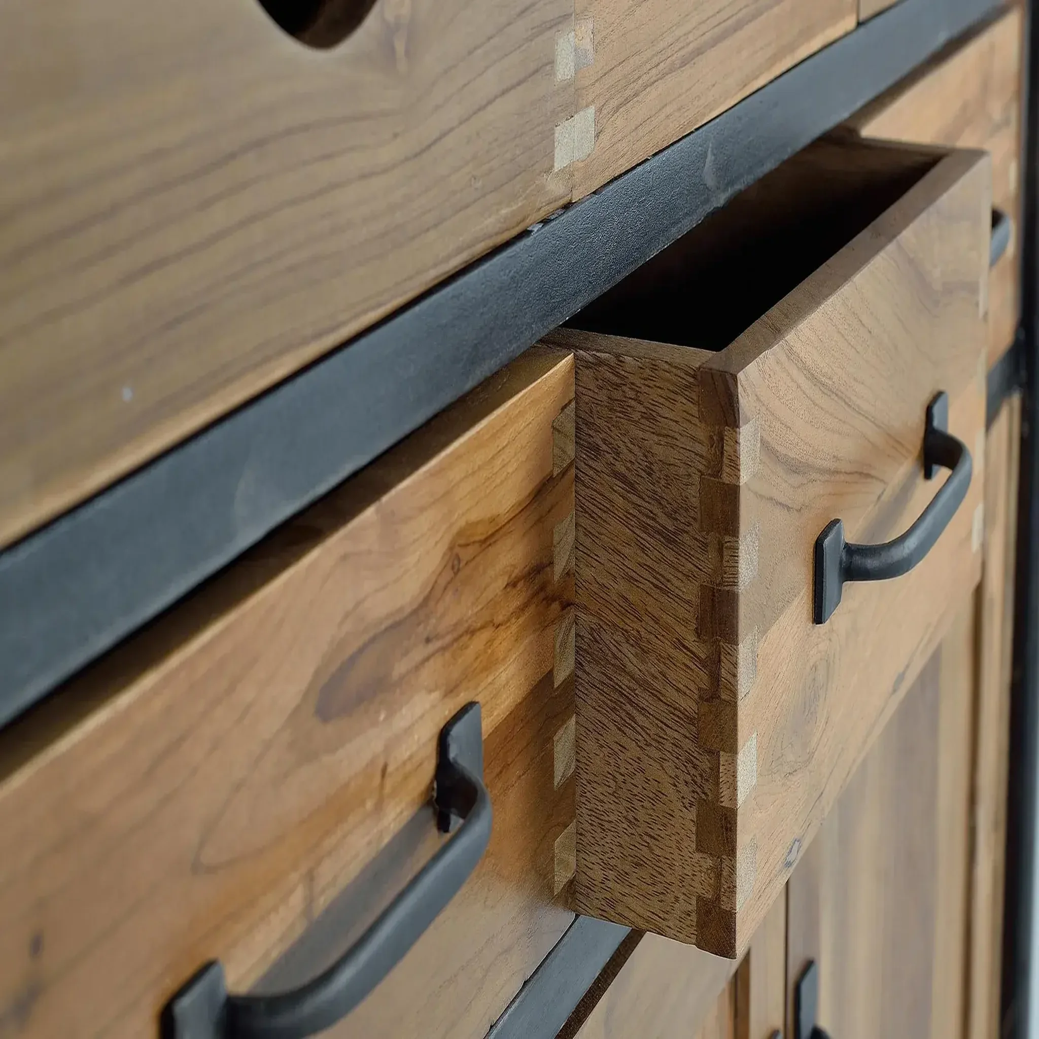 Voir la diapositive 3 : GINER Y COLOMER SL Buffet en bois de teck et de manguier 140cm style industriel moderne