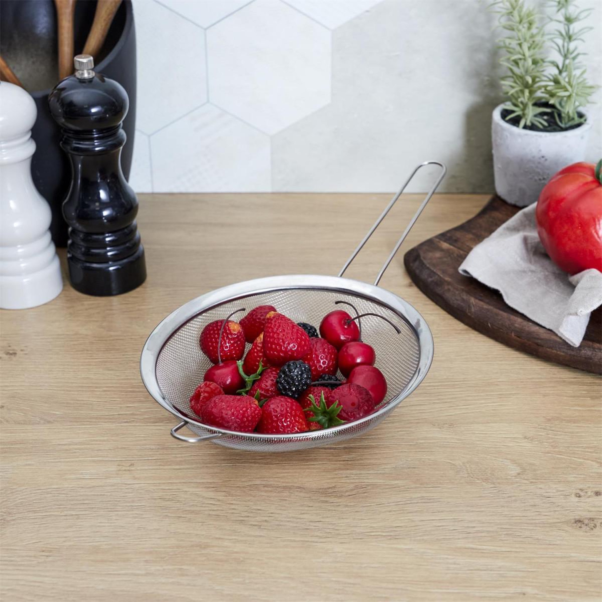 Voir la diapositive 4 : COOK CONCEPT Passoire tamis  inox  18cm argent