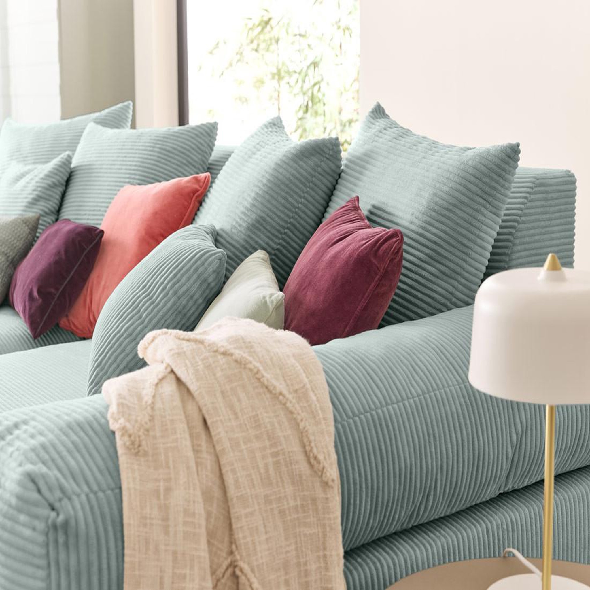 Voir la diapositive 3 : LISA DESIGN Aspen - canapé 4 places - assise profonde - velours côtelé