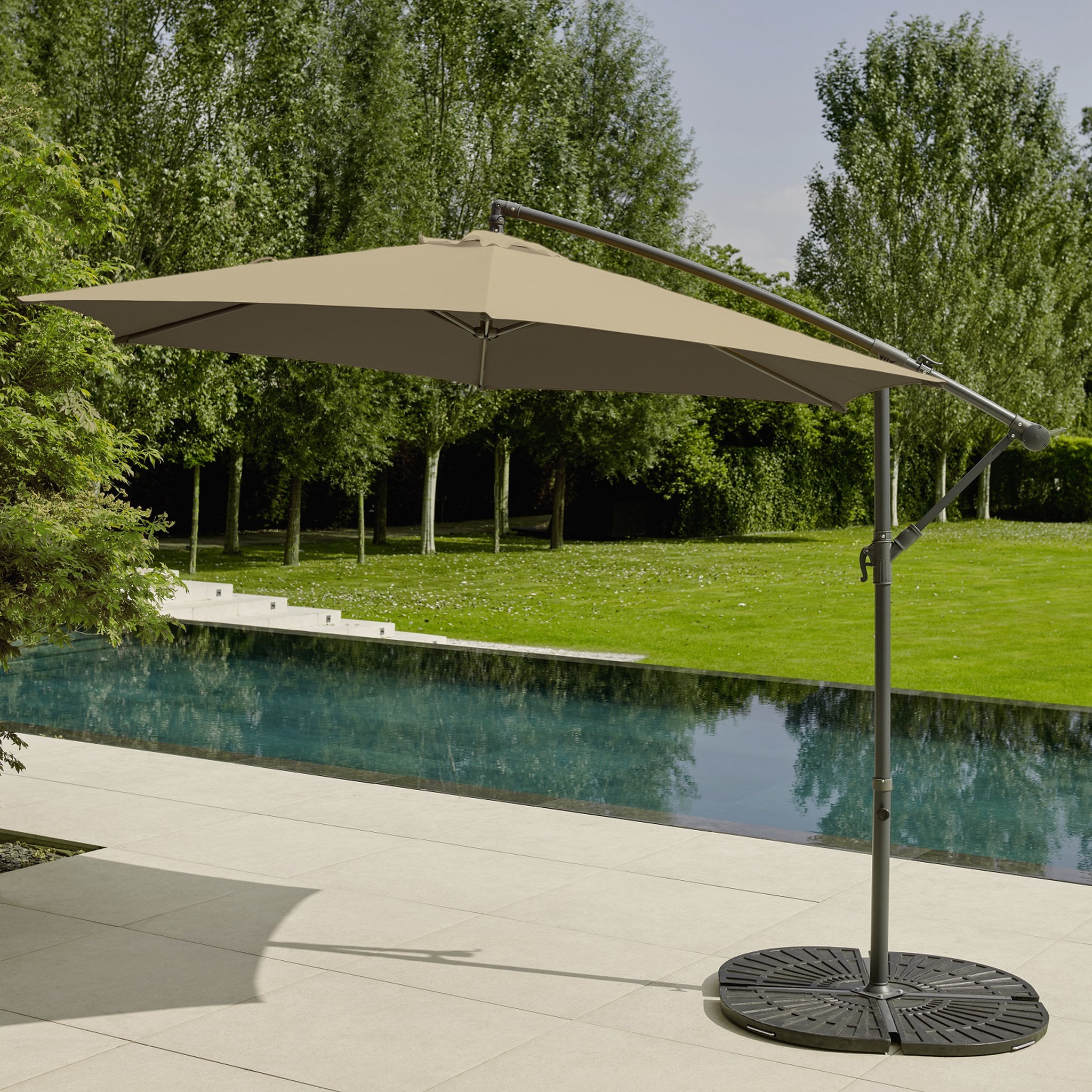 Voir la diapositive 1 : GARDENSTAR Parasol déporté rond D3xH2.45 m noisette (beige foncé) LEA