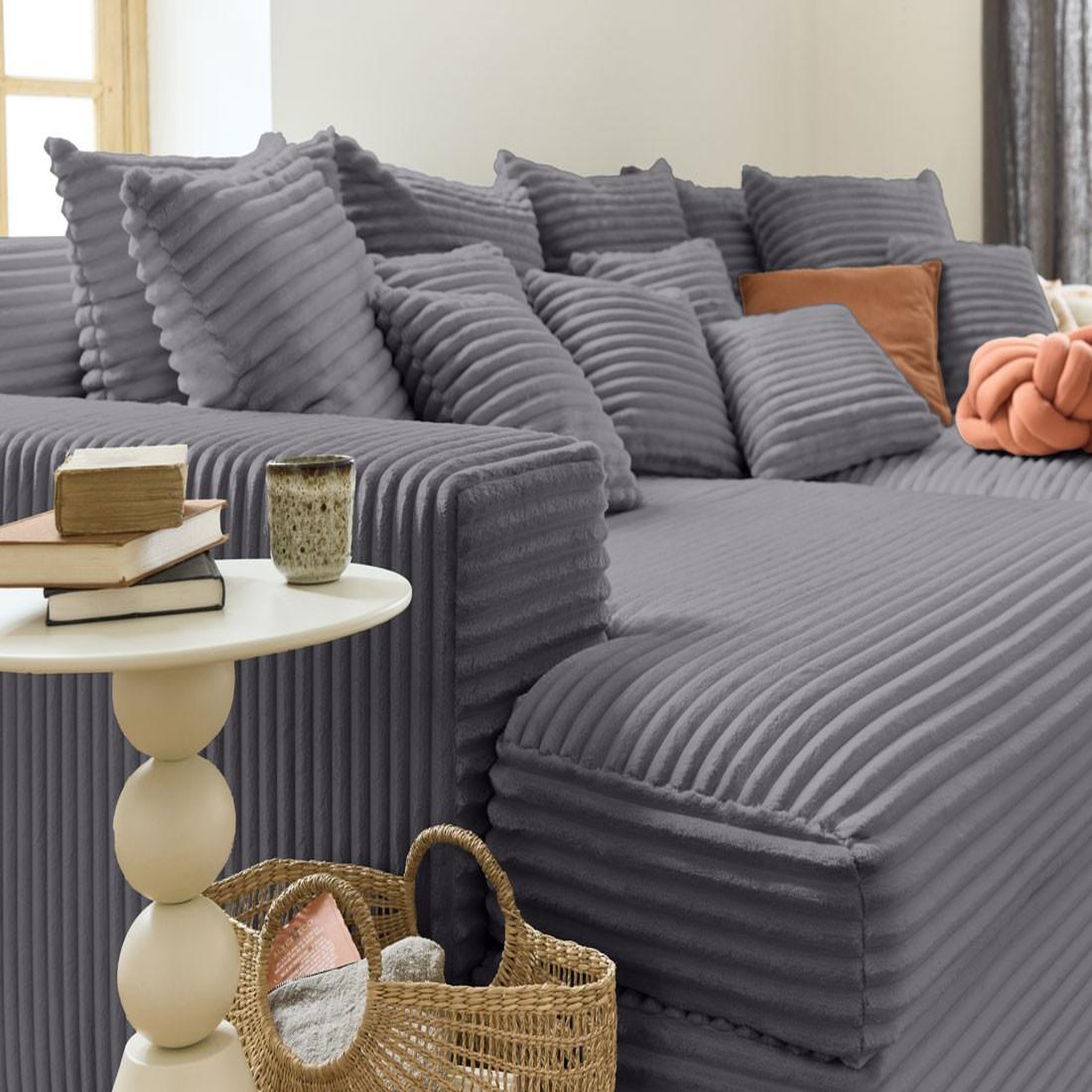 Voir la diapositive 2 : LISA DESIGN Collins - canapé droit 4 places avec double méridienne - assise profonde - velours côtelé grosses côtes