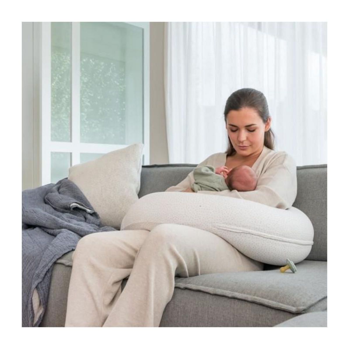BABYMOOV doomoo Coussin de maternité et d'allaitement Buddy - Confort optimal pour maman et bébé, Silver Dots