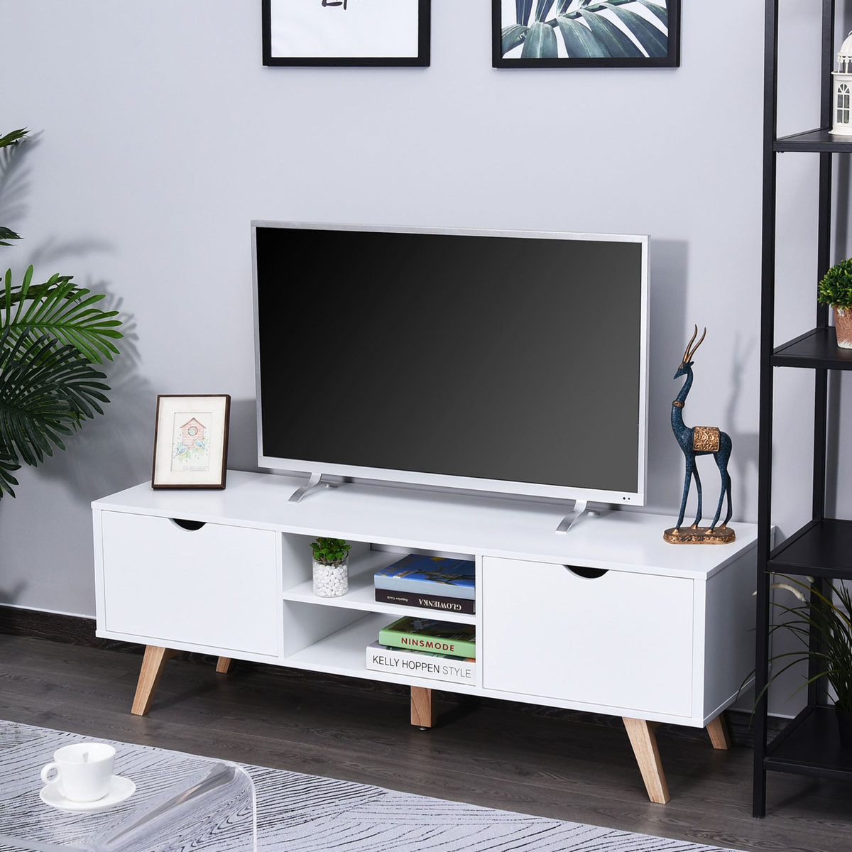 HOMCOM Meuble TV bas sur pied style scandinave 2 portes 2 niches passe-fils panneaux particules MDF blanc bois massif hévéa