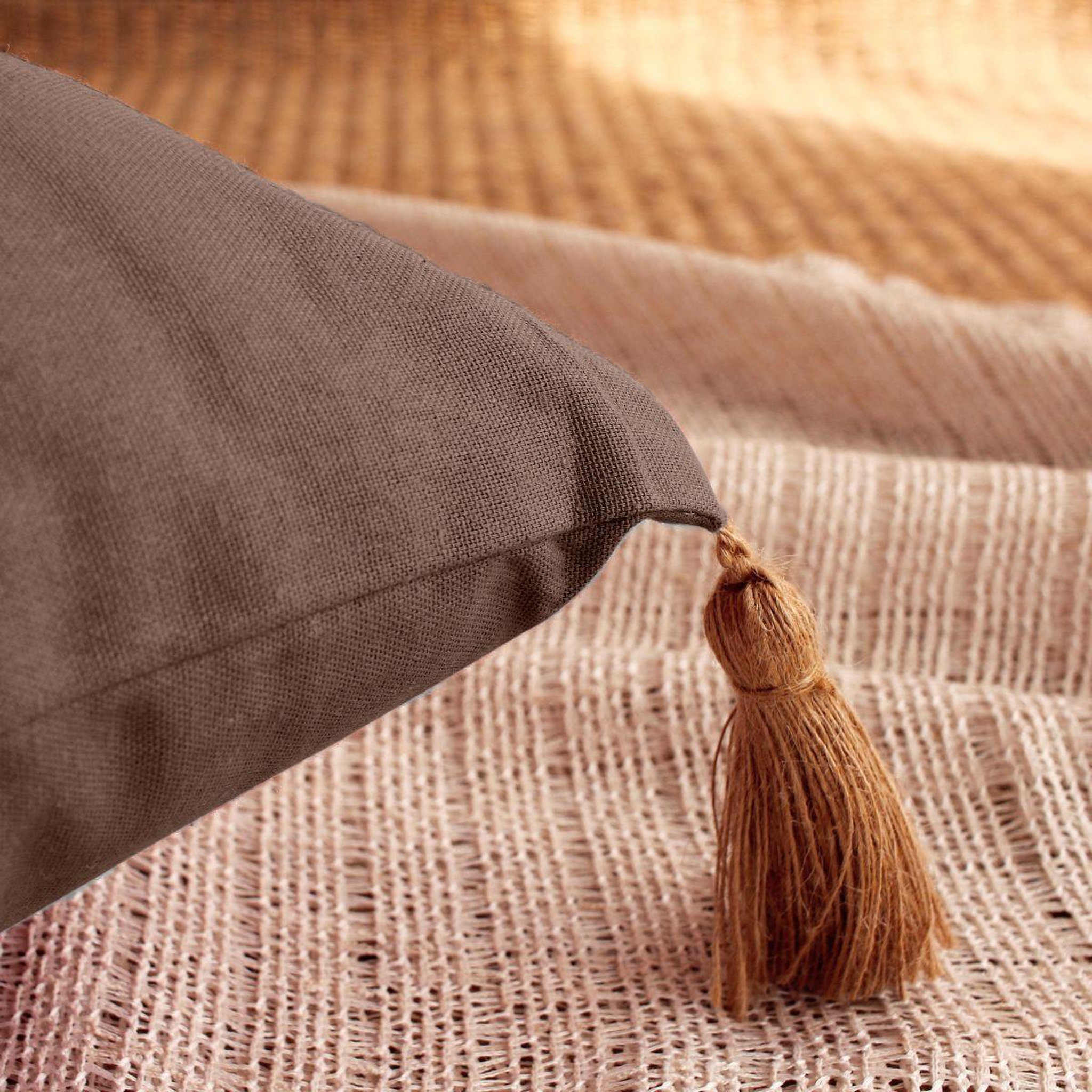 Voir la diapositive 2 : ENJOY HOME Coussin déco uni à pompons  panama  50x70cm vison