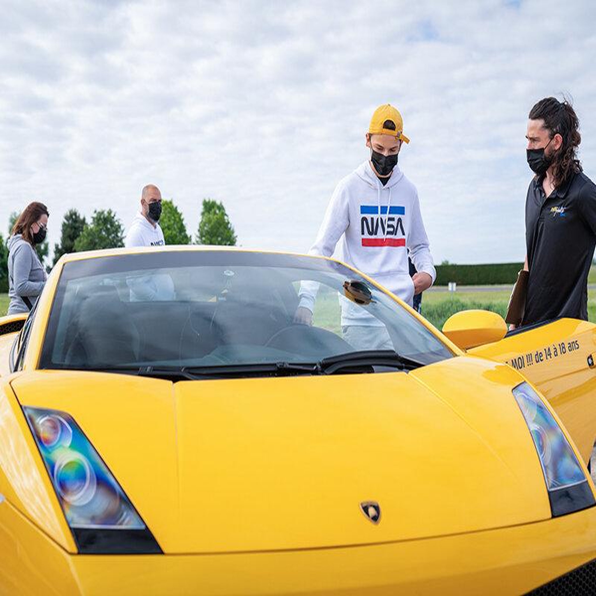 Voir la diapositive 2 : Smartbox Pilotage pour enfant : 2 tours sur circuit en Lamborghini Gallardo - Coffret Cadeau Sport & Aventure