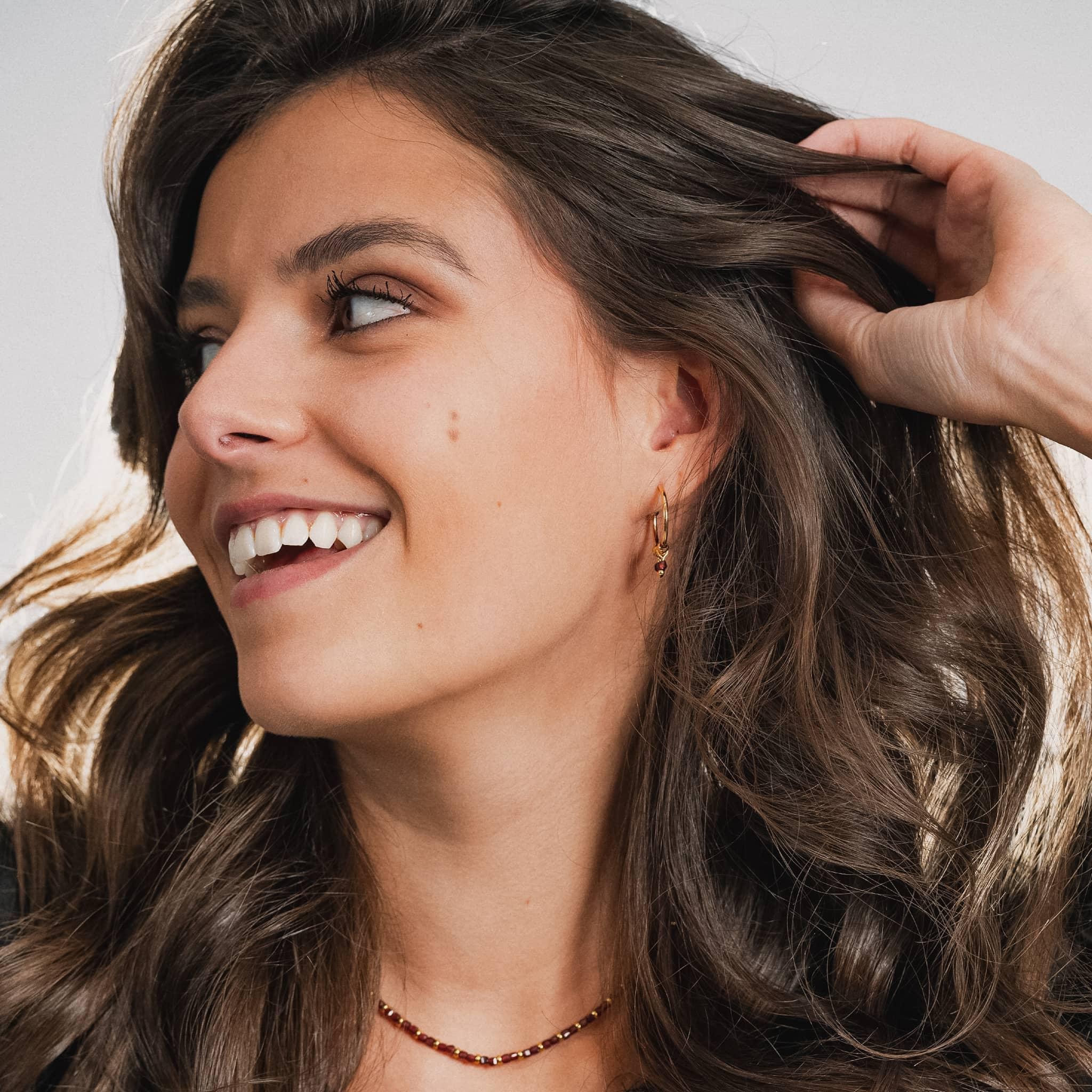 Voir la diapositive 2 : SLOYA Boucles d'oreilles Karia en pierres Grenat