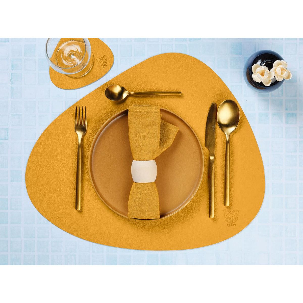 BJORN Set de table curve réversible - 6 pièces - Cuir recyclé jaune moutarde et vert sapin