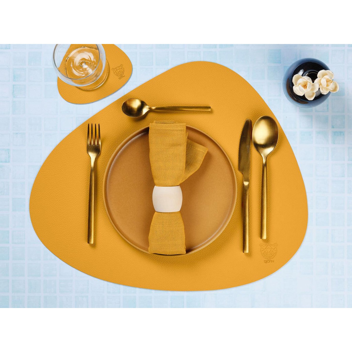 BJORN Set de table curve réversible - 6 pièces - Cuir recyclé jaune moutarde et vert sapin