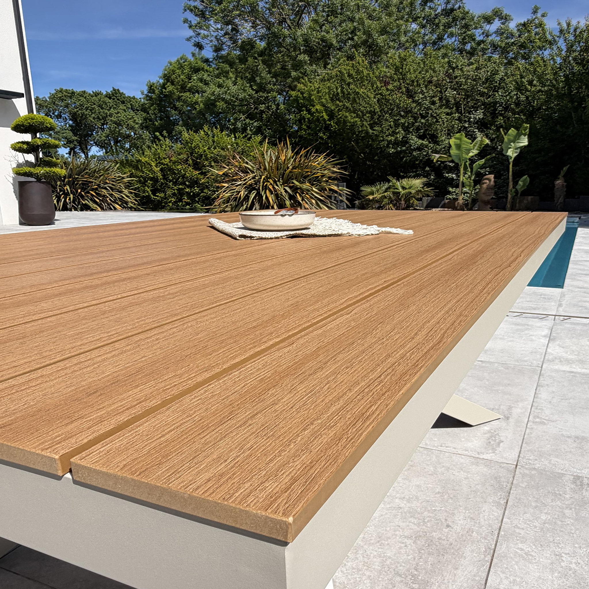 Voir la diapositive 3 : DCB GARDEN Table de jardin en alu plateau polywood aspect bois