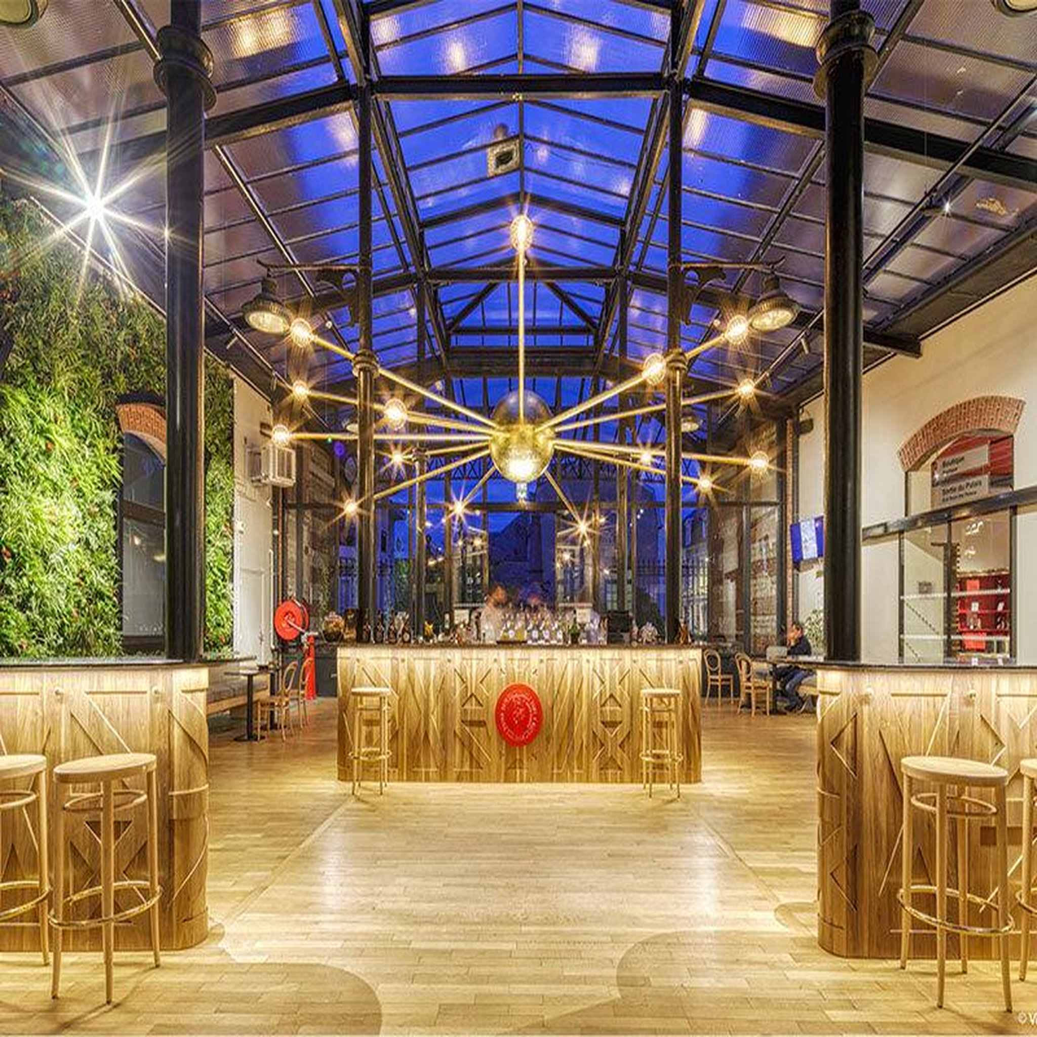 Voir la diapositive 2 : Smartbox Visite du palais bénédictine de 2h30, atelier cocktail personnalisé et dégustation avec bacardi - coffret cadeau gastronomie