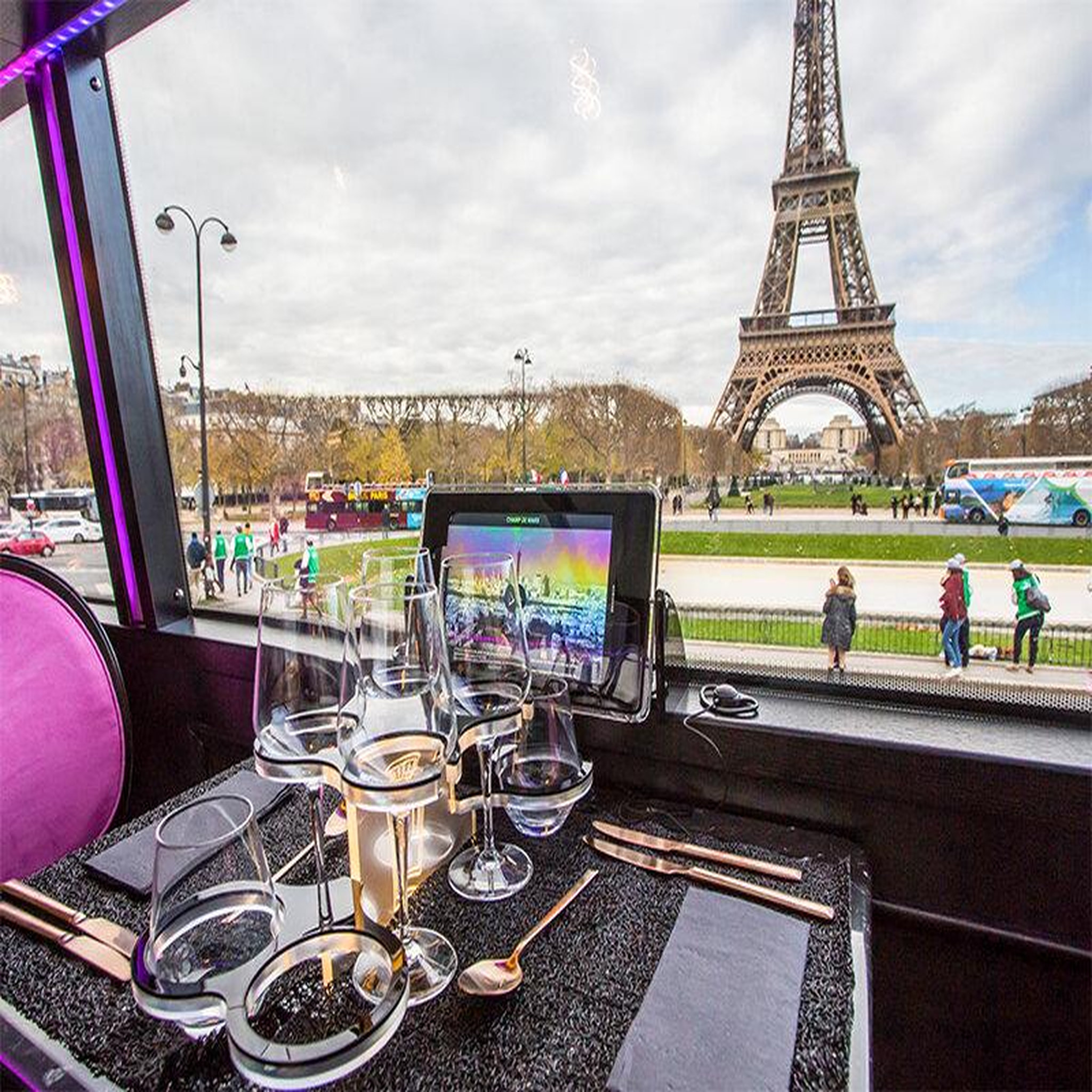 Voir la diapositive 3 : Smartbox Repas insolite 4 plats et visite de paris dans le bus à impériale champs-élysées - coffret cadeau gastronomie