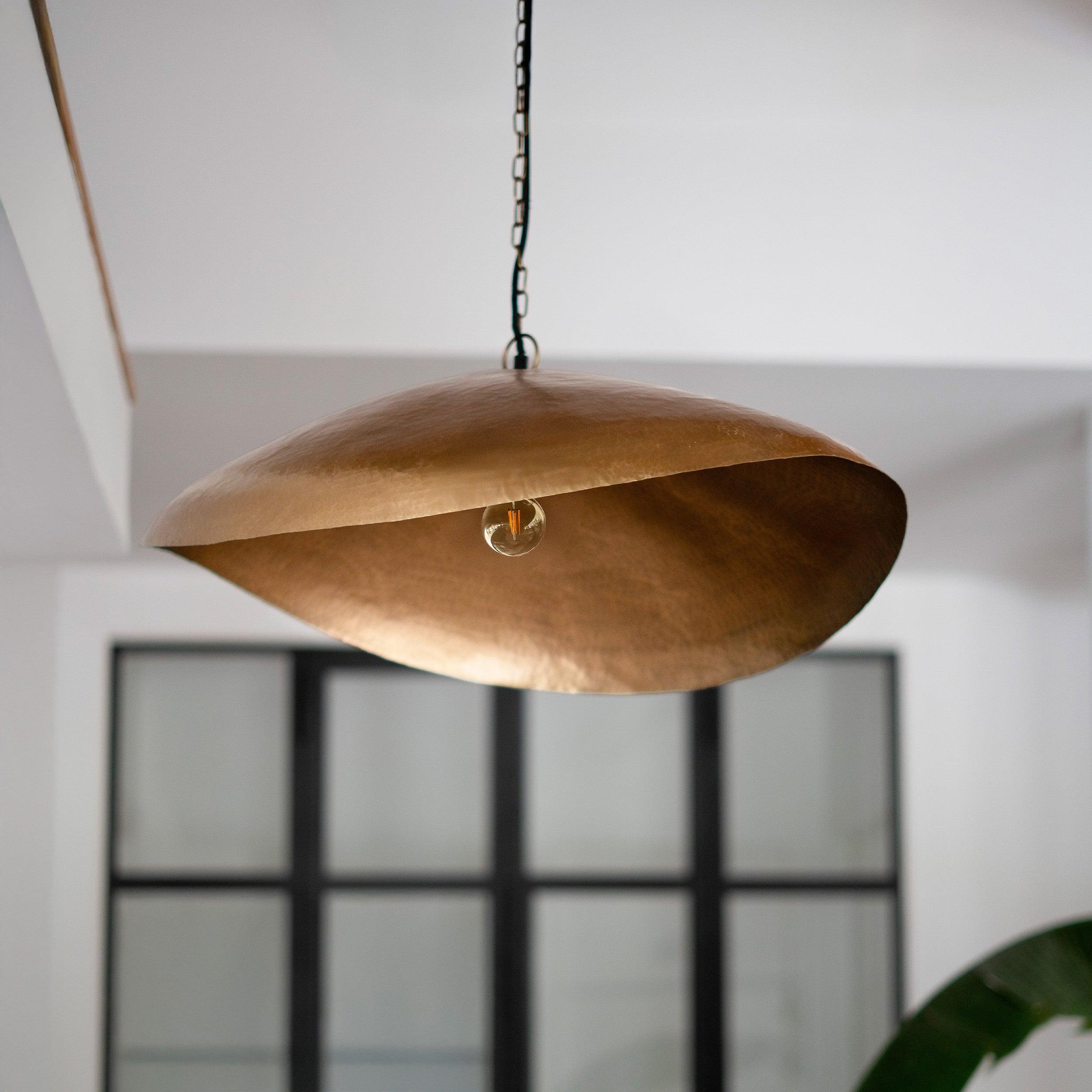 Voir la diapositive 2 : MAISON PAVANE Suspension en métal doré 72 cm-elora