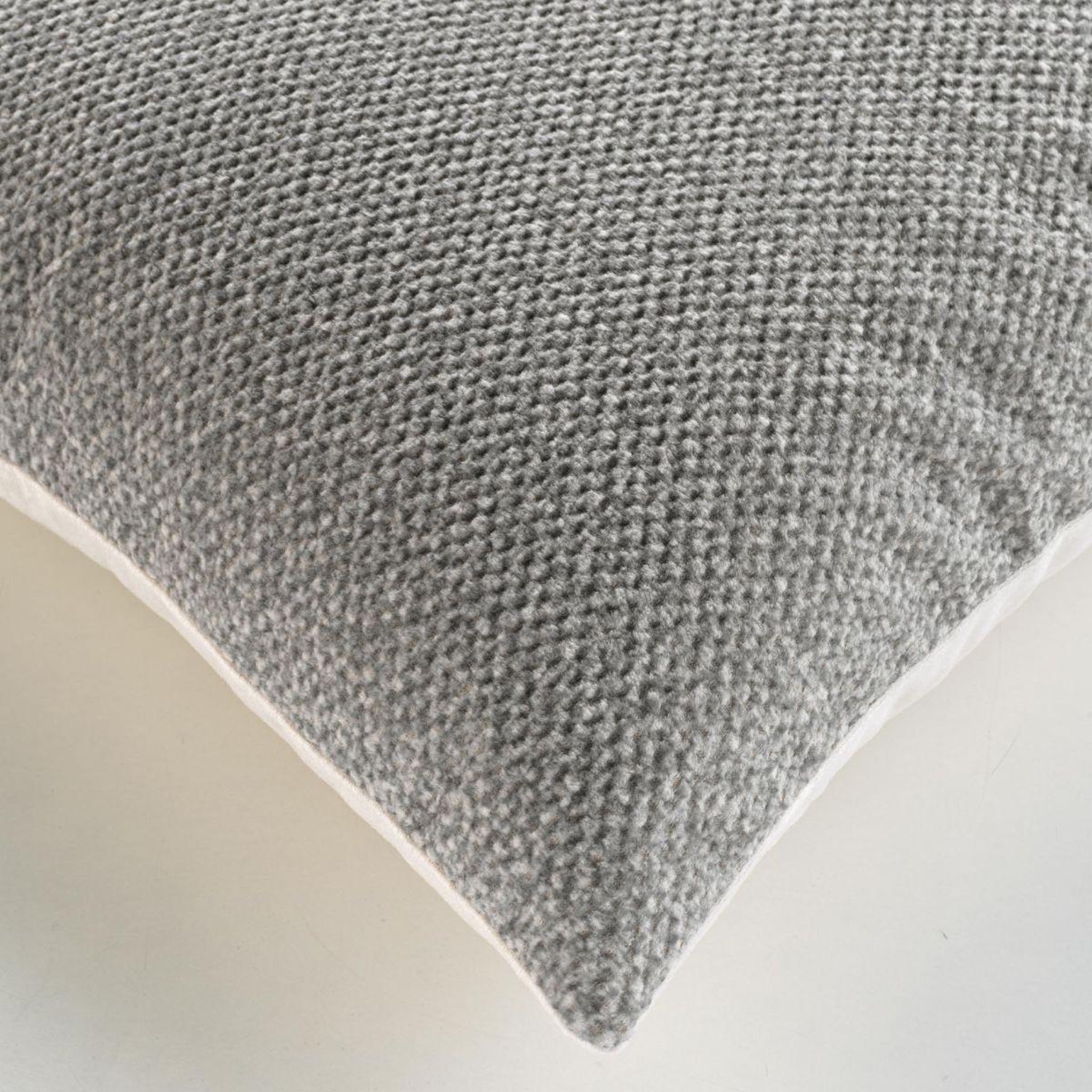 Voir la diapositive 4 : Douceur d'Intérieur Coussin déco chenille  meriel  45x45cm gris