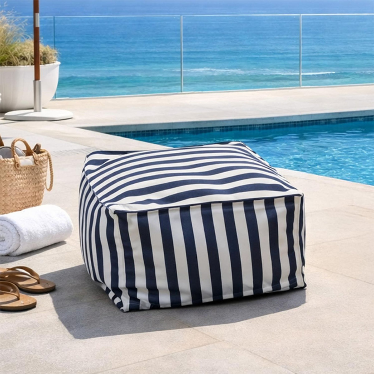 CONCEPT USINE Pouf d'extérieur rayé bleu déperlant et anti-UV – 55x65x35 cm POSITANO