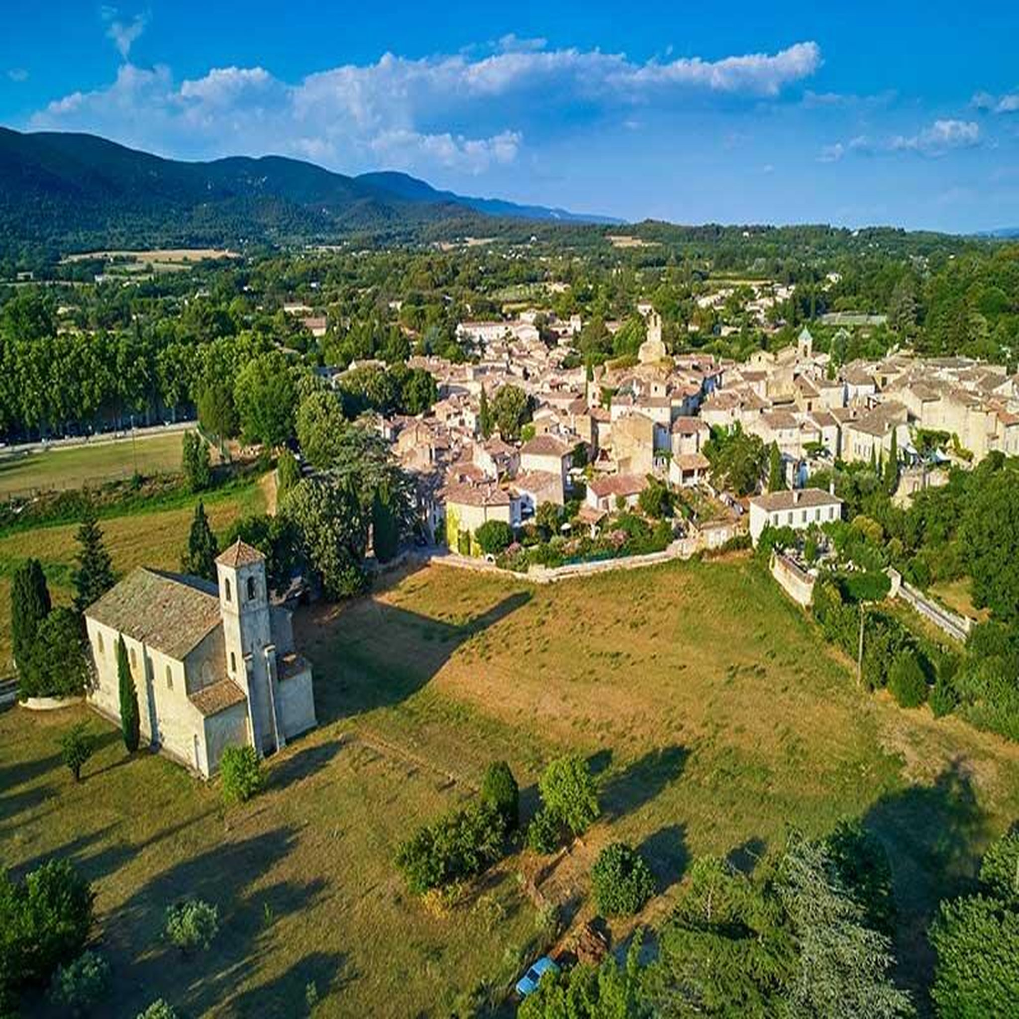 Voir la diapositive 3 : Smartbox Vol en hélicoptère de 20 min au-dessus des villages du Luberon - Coffret Cadeau Sport & Aventure