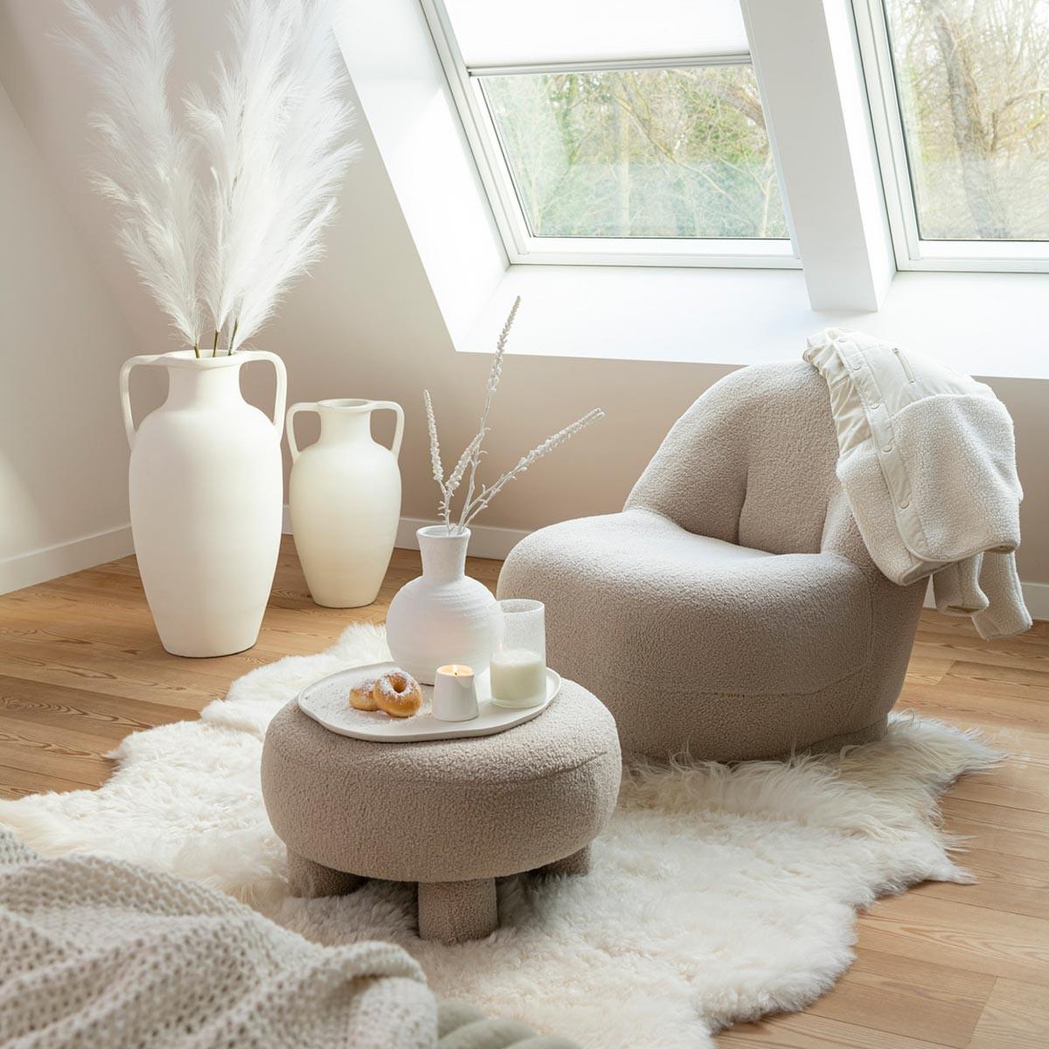 Voir la diapositive 5 : J-LINE Pouf rond bouclette  teddy  52cm beige