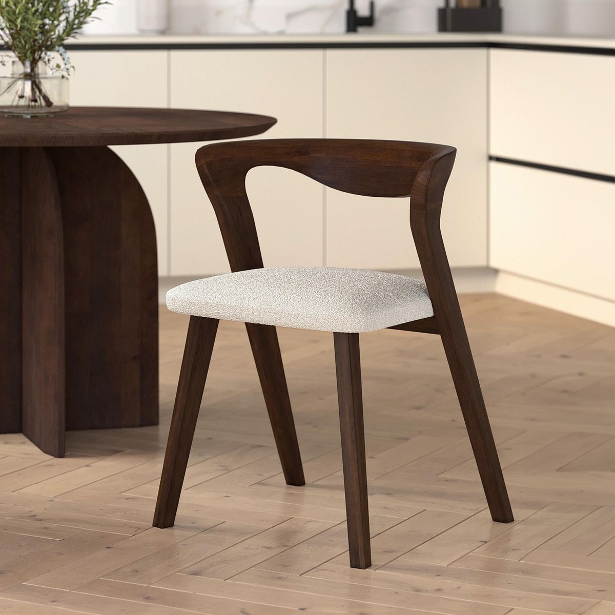 Rendez vous déco Chaise en bois d'hévéa foncé et tissu bouclé crème - Vega