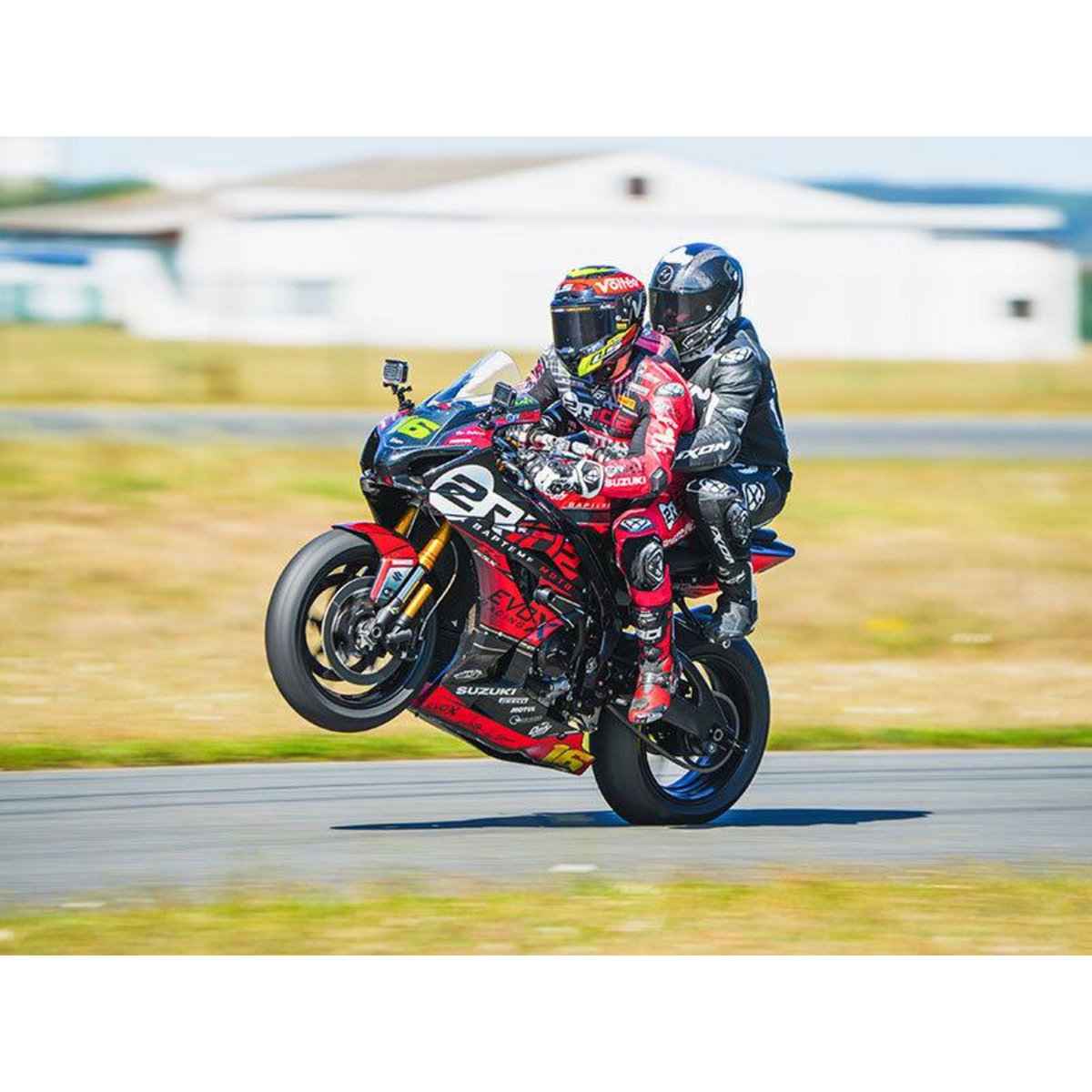 Smartbox Baptême passager en moto : 3 tours à l'arrière d'un pilote professionnel sur le circuit de Nogaro - Coffret Cadeau Sport & Aventure