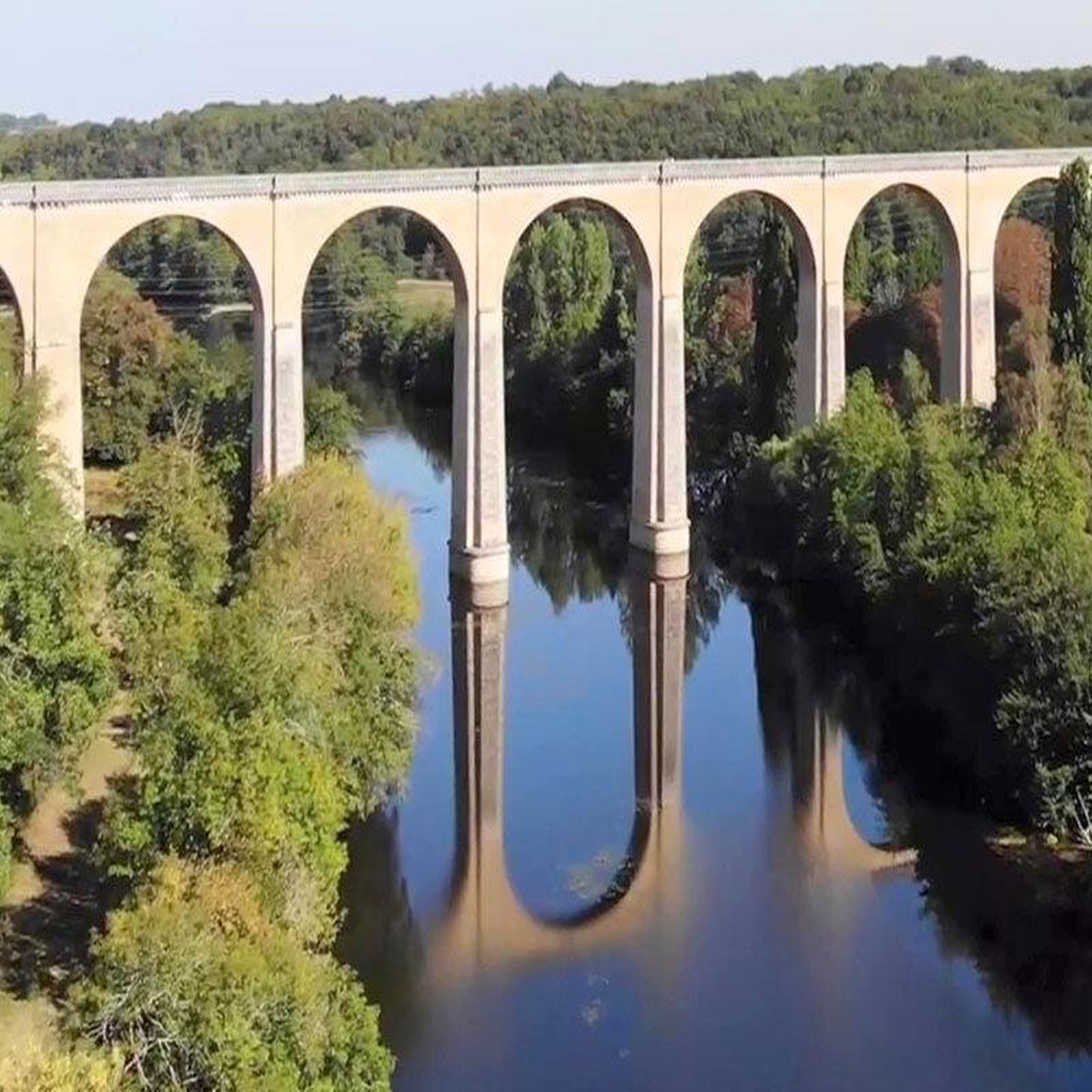 Voir la diapositive 2 : Smartbox Saut à l'élastique depuis le viaduc Le Blanc près de Châteauroux pour 2 personnes - Coffret Cadeau Sport & Aventure