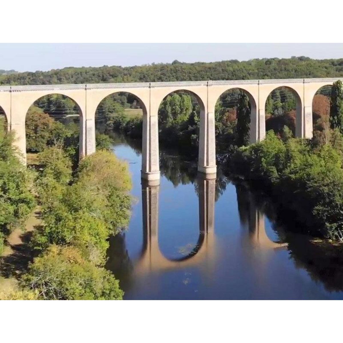 Smartbox Saut à l'élastique depuis le viaduc Le Blanc près de Châteauroux pour 2 personnes - Coffret Cadeau Sport & Aventure
