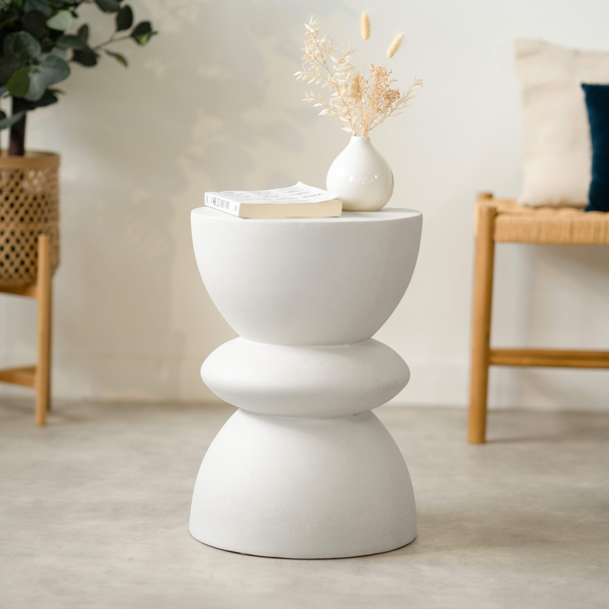 Voir la diapositive 2 : MAISON PAVANE Table d'appoint ronde blanche en fibre d'argile effet béton d35 cm-maupiti