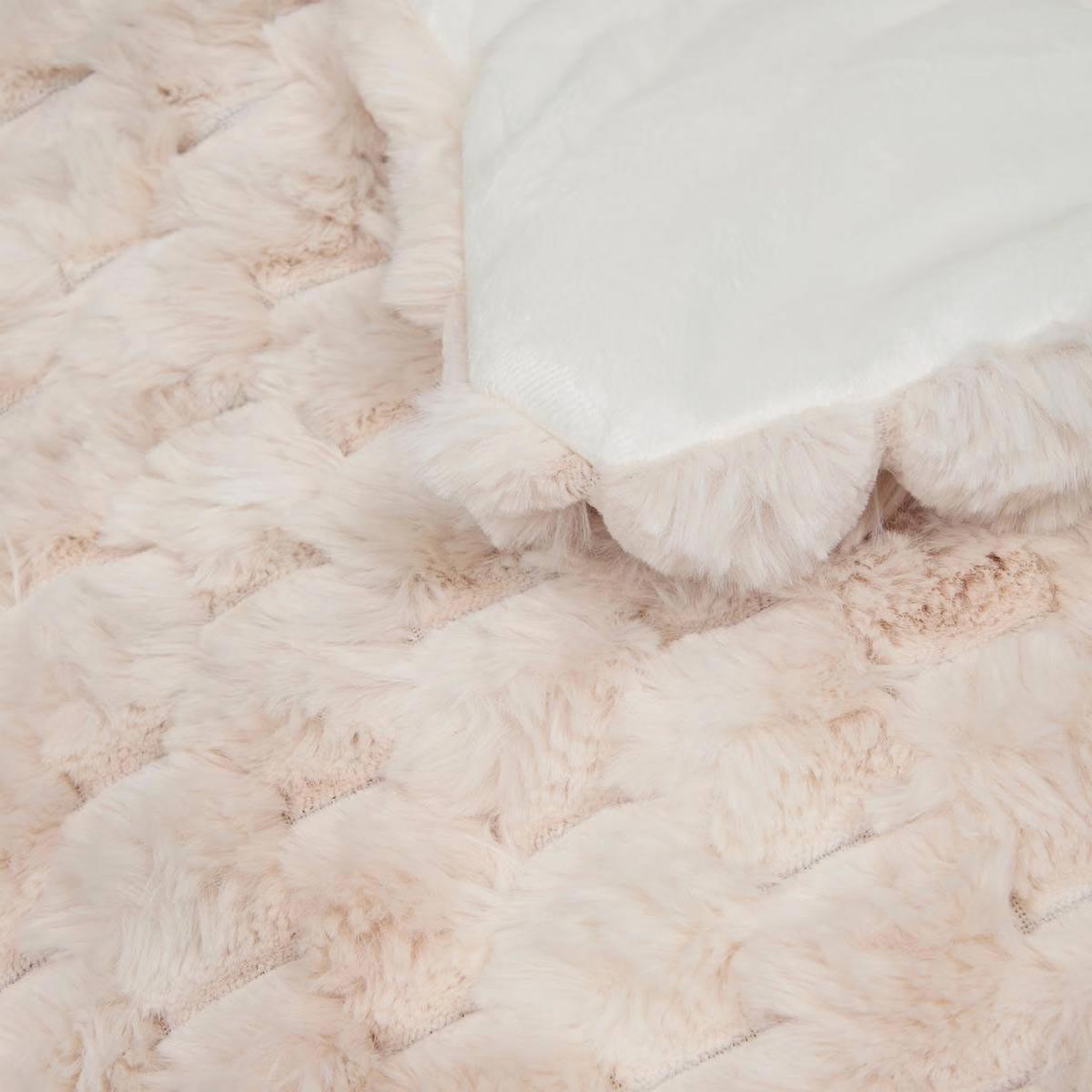 Voir la diapositive 2 : ATMOSPHERA Edredon imitation fourrure  adriel  80x180cm beige