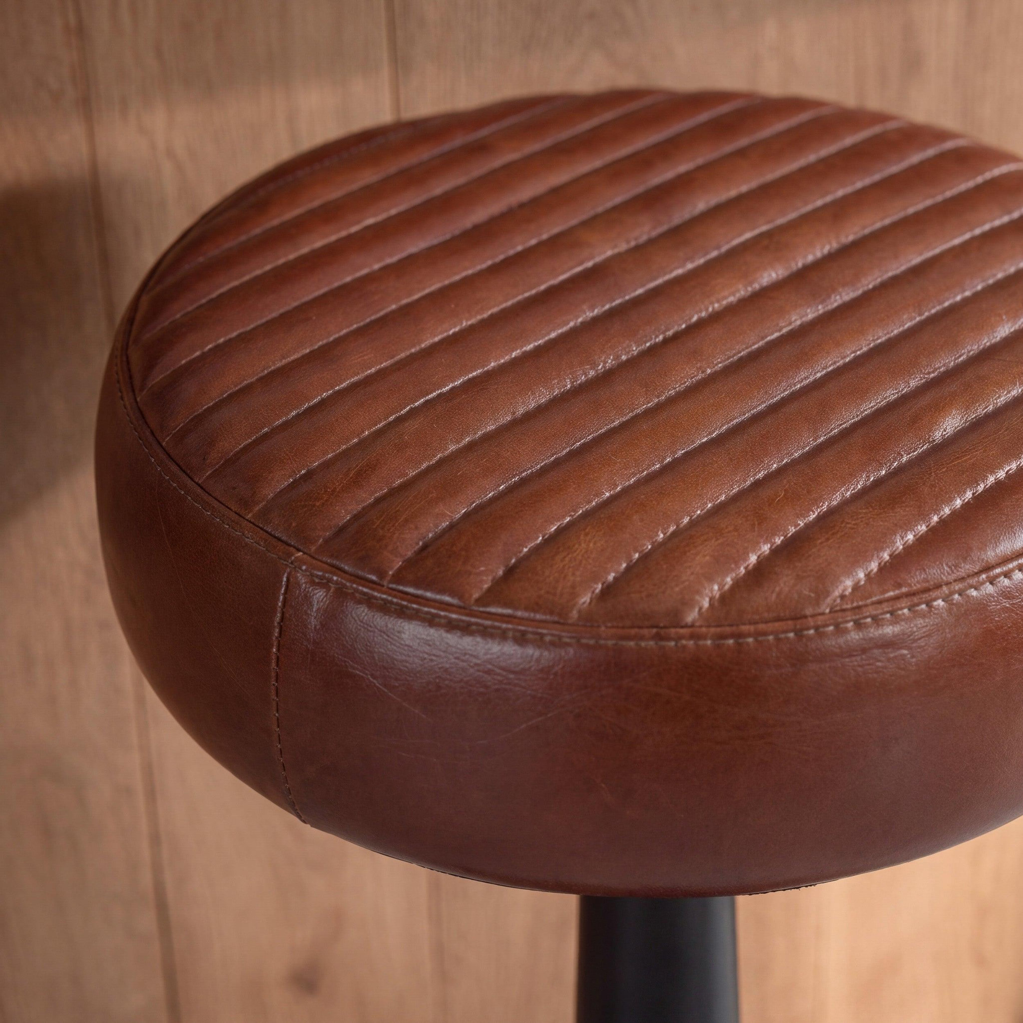 Voir la diapositive 5 : MAISON PAVANE Tabouret pour îlot central 65 cm en cuir de buffle marron foncé-Lucien