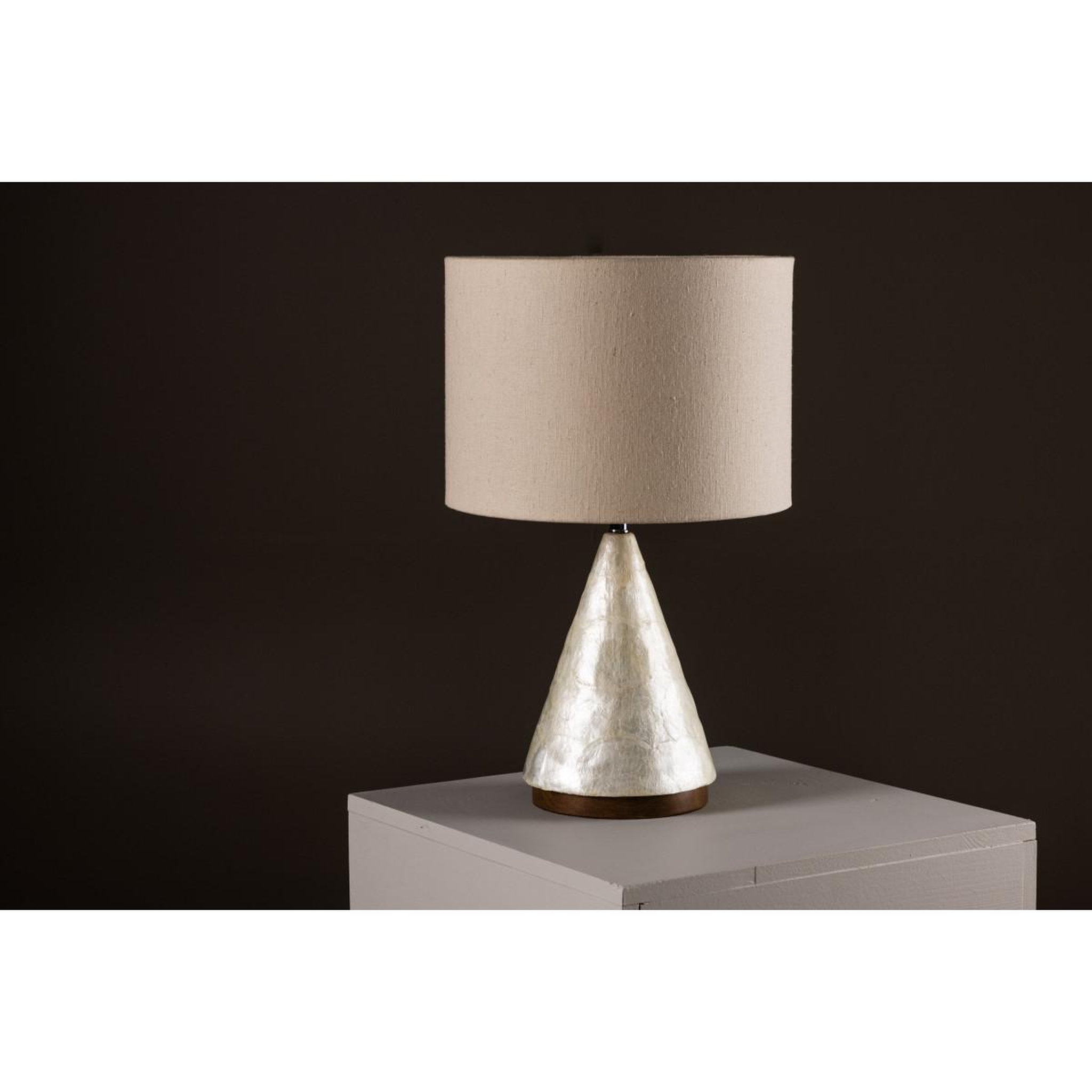 Voir la diapositive 2 : Paris Prix Lampe à poser en capiz  donso  56cm gris clair