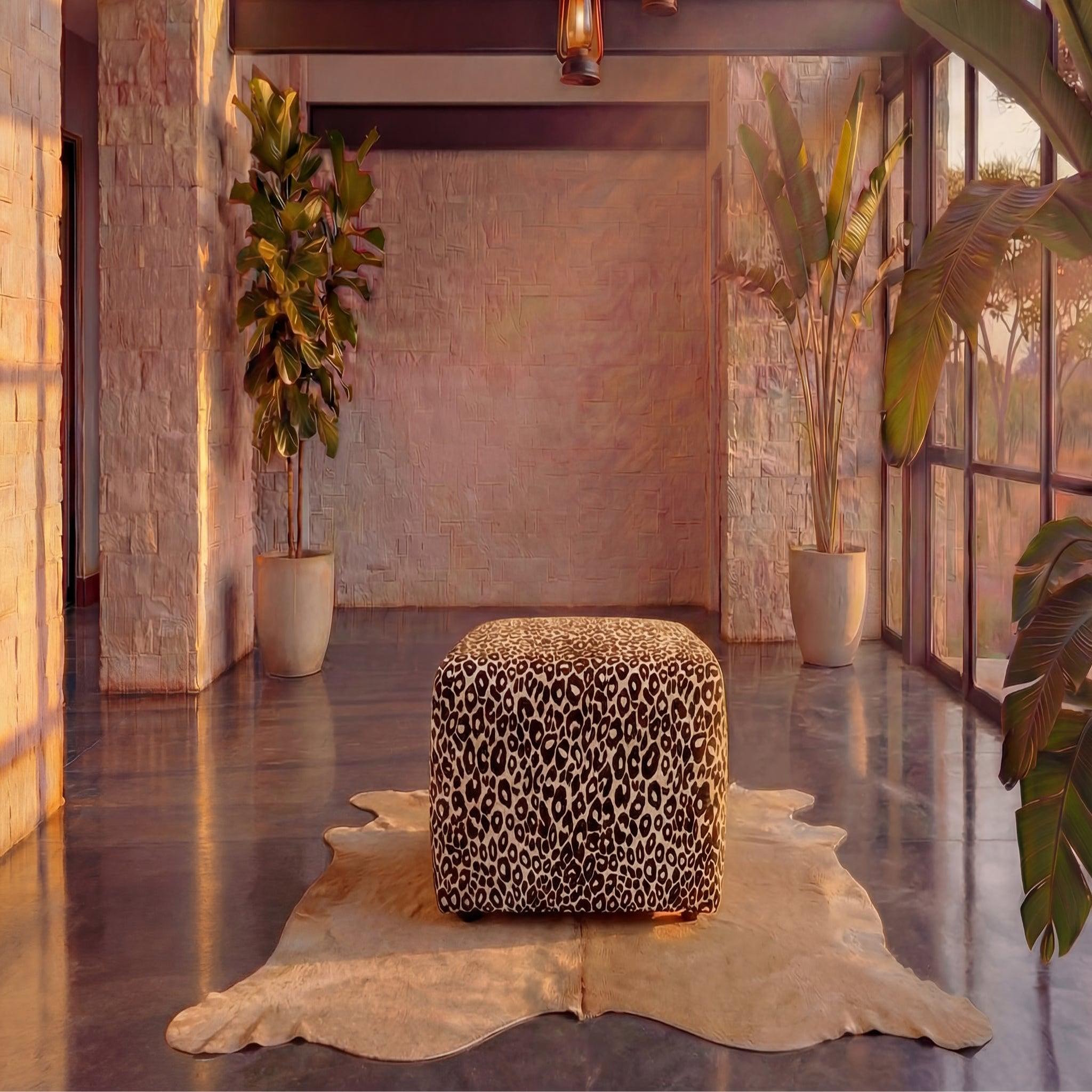 Voir la diapositive 3 : CASANOVA PARIS Elio - pouf en tissu imprimé animalier beige 74x74x41
