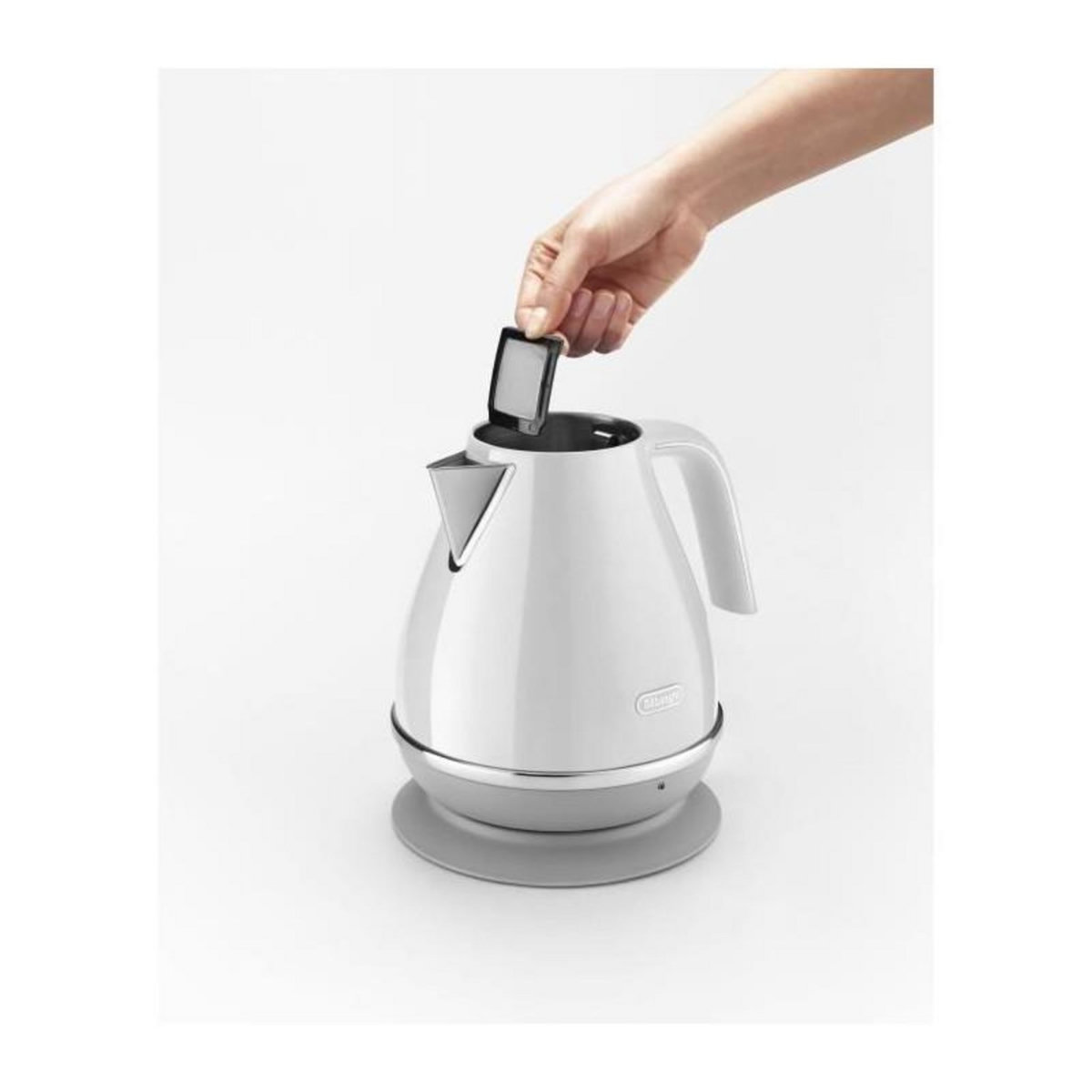 DELONGHI Bouilloire DELONGHI ICONA CAPITALS - 1,7L - Acier inoxydable - Base amovible et pivotante 360° - Filtre anticalcaire - Blanc