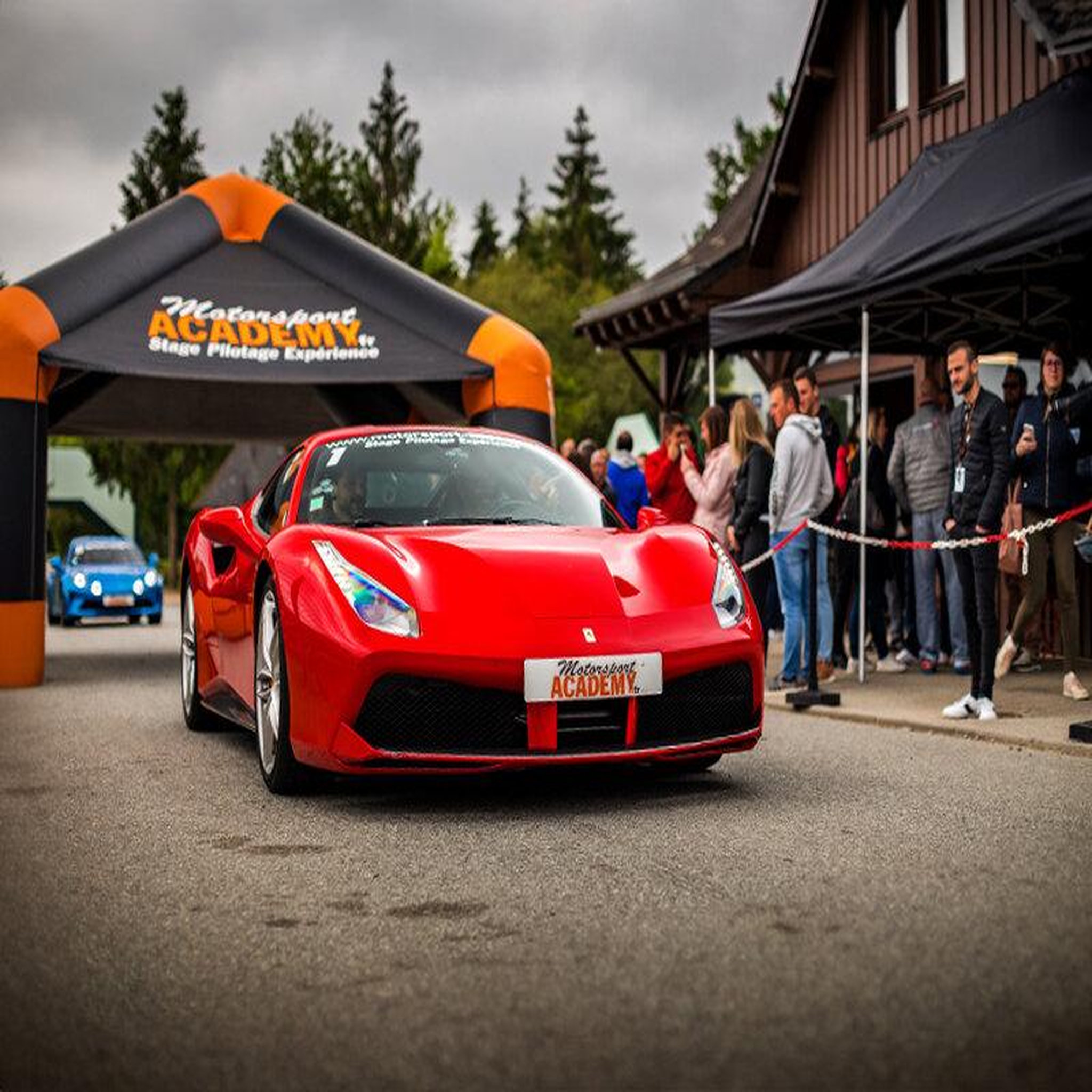 Voir la diapositive 4 : Smartbox Stage de pilotage : 2 tours sur le circuit de Vaison en Ferrari F488 GTB - Coffret Cadeau Sport & Aventure