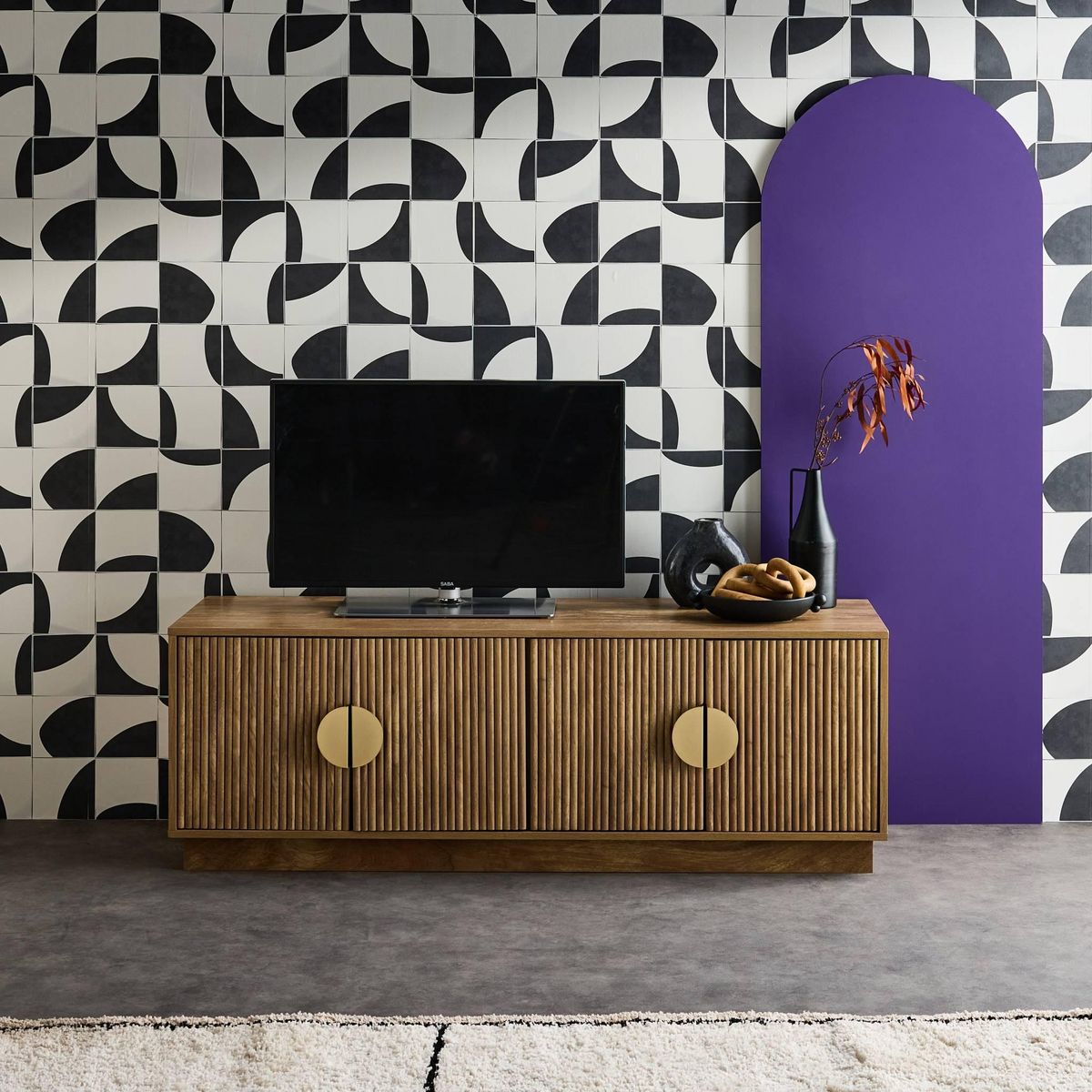 SWEEEK Meuble TV exotique 4 portes effet bois de manguier. poignées en métal doré L 140 x P 40 x H 48cm