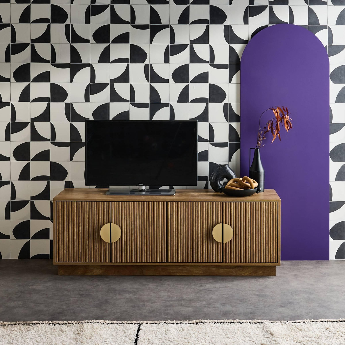 SWEEEK Meuble TV exotique 4 portes effet bois de manguier. poignées en métal doré L 140 x P 40 x H 48cm