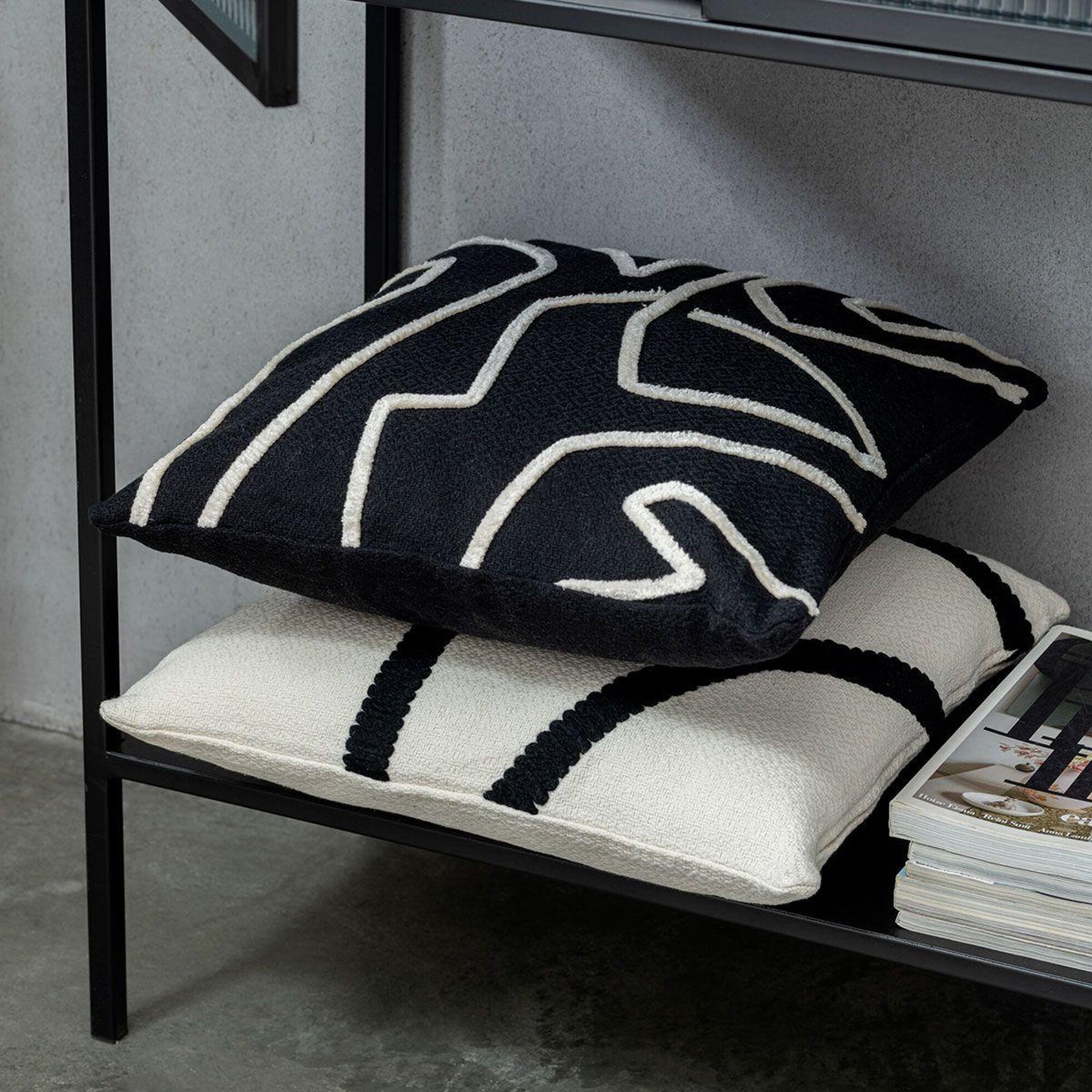 Voir la diapositive 4 : J-LINE Coussin déco imprimé  ligne  43x43cm noir