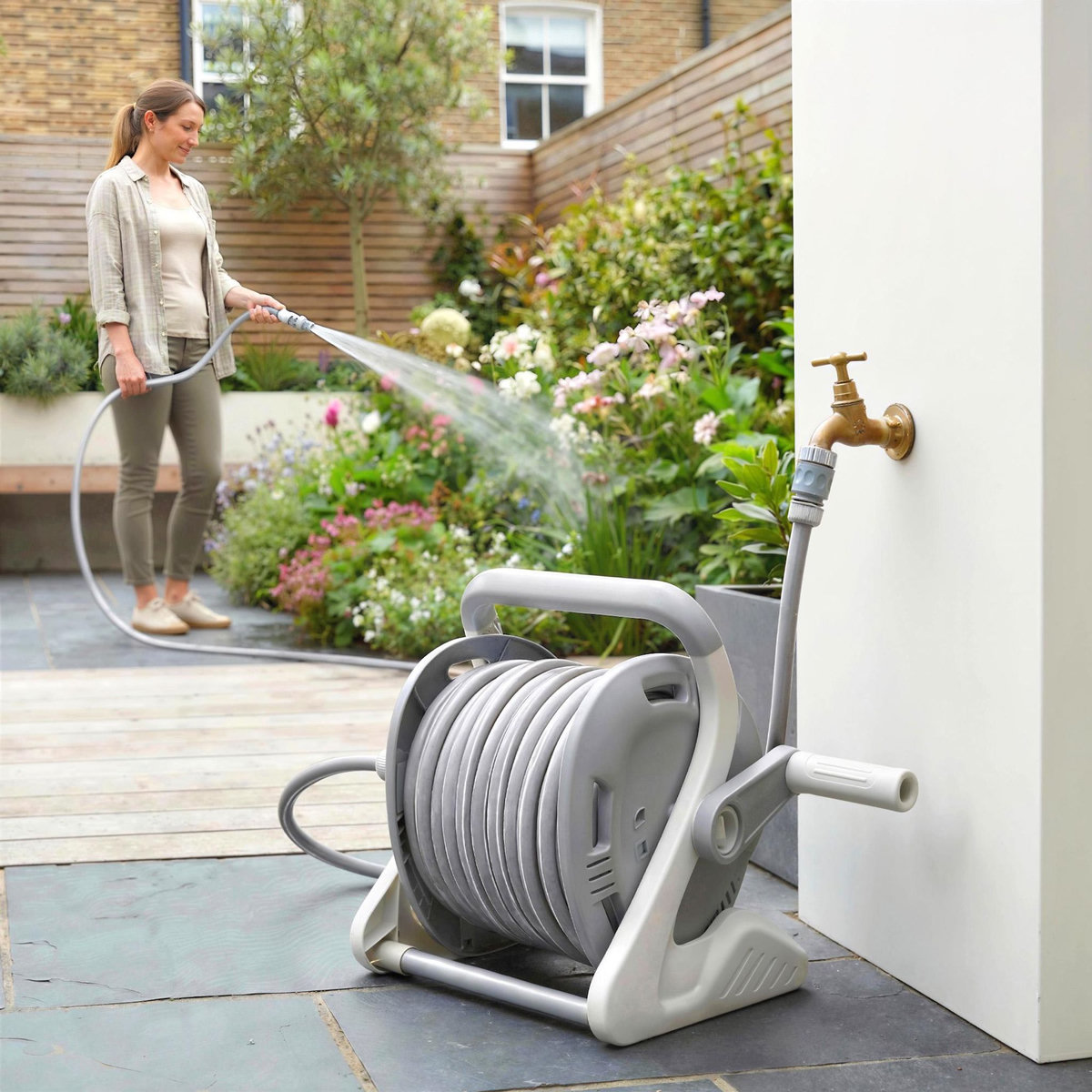 OUTSUNNY Dévidoir mural portable 2 en 1 enrouleur auto tuyau 20+2m lance arrosage 2 modes