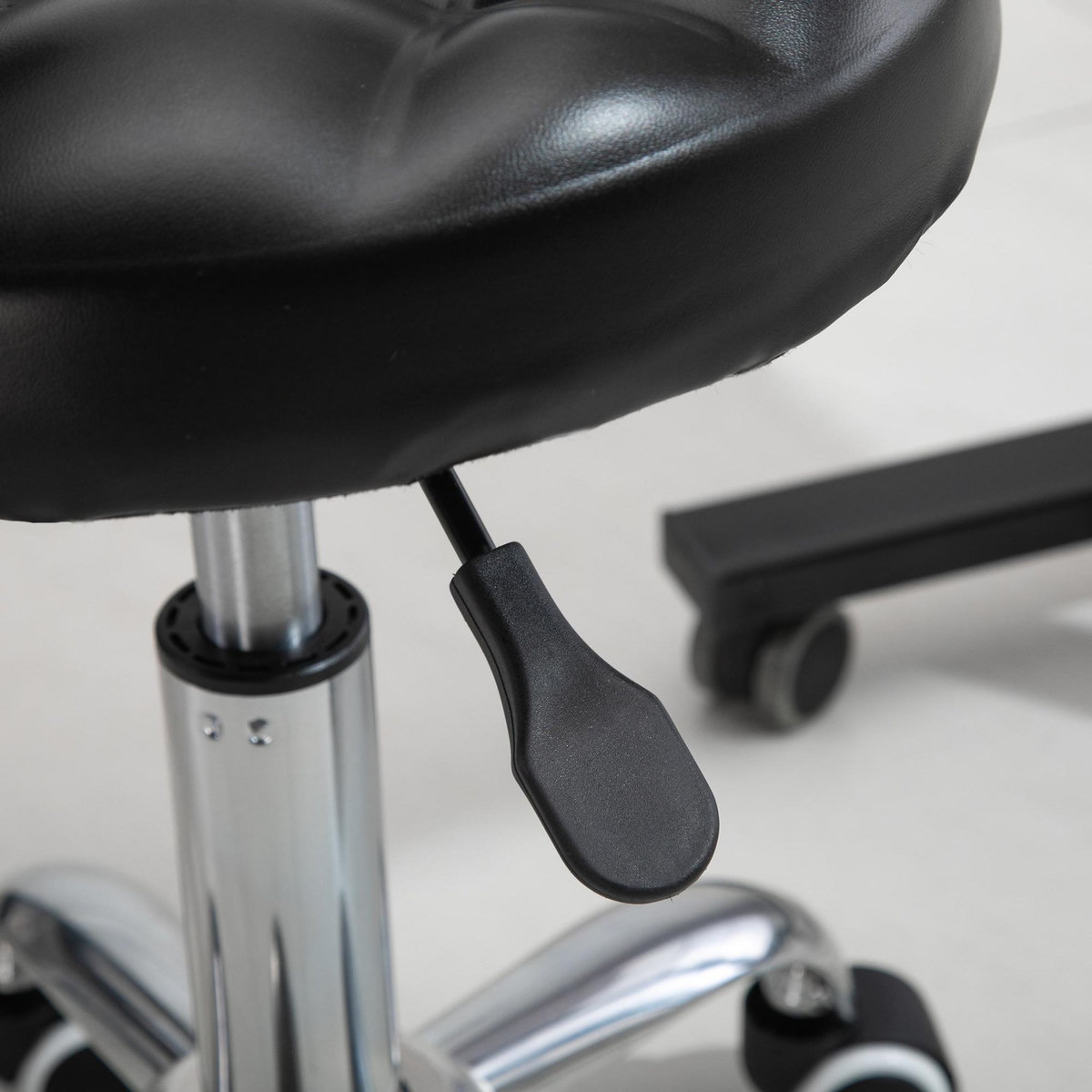 HOMCOM HOMCOM Tabouret massage à roulettes réglable en hauteur pivotant 360° assise synthétique capitonnée noire
