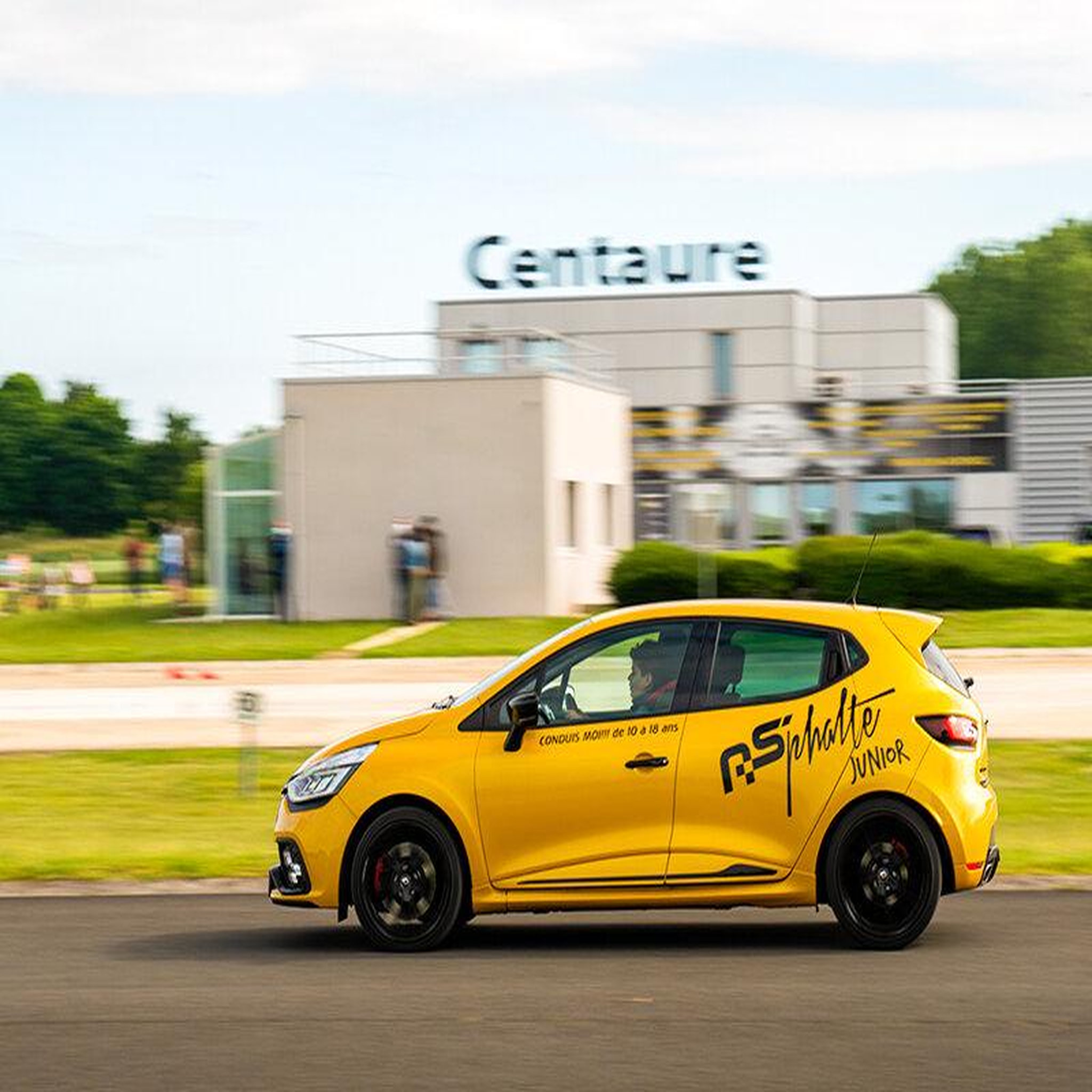 Voir la diapositive 2 : Smartbox Stage d'initiation à la conduite junior : 2 tours de circuit en clio rs pour 1 enfant - coffret cadeau sport & aventure