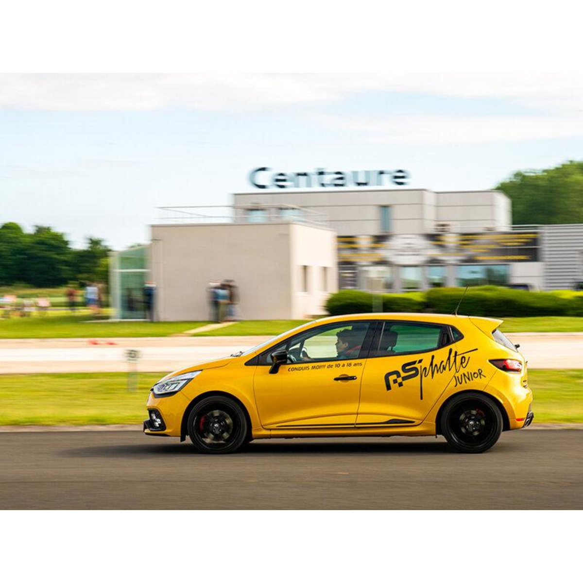 Smartbox Stage d'initiation à la conduite junior : 2 tours de circuit en Clio RS pour 1 enfant - Coffret Cadeau Sport & Aventure