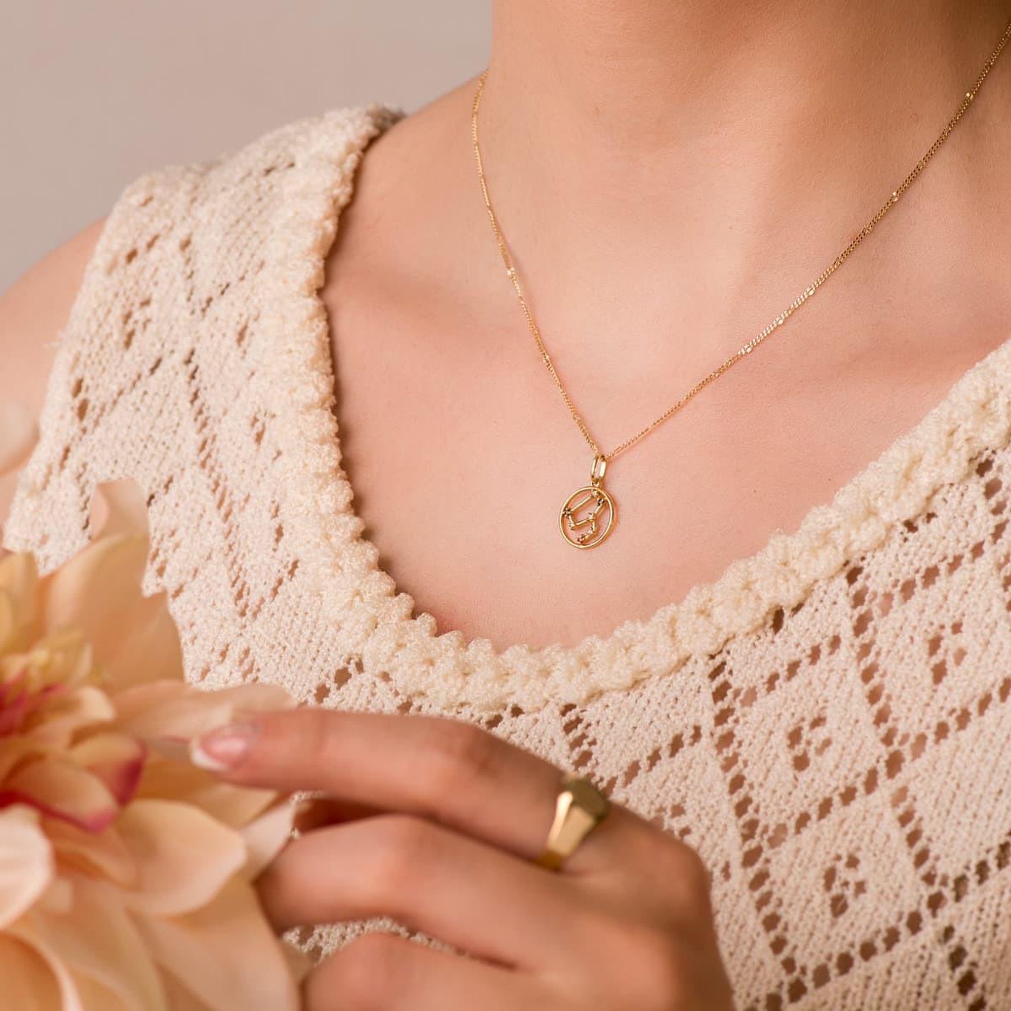 Voir la diapositive 2 : L'ATELIER D'AZUR Pendentif Médaille Or 18 Carats 750 Jaune - Constellation Zodiaque Lion - Chaine Offerte