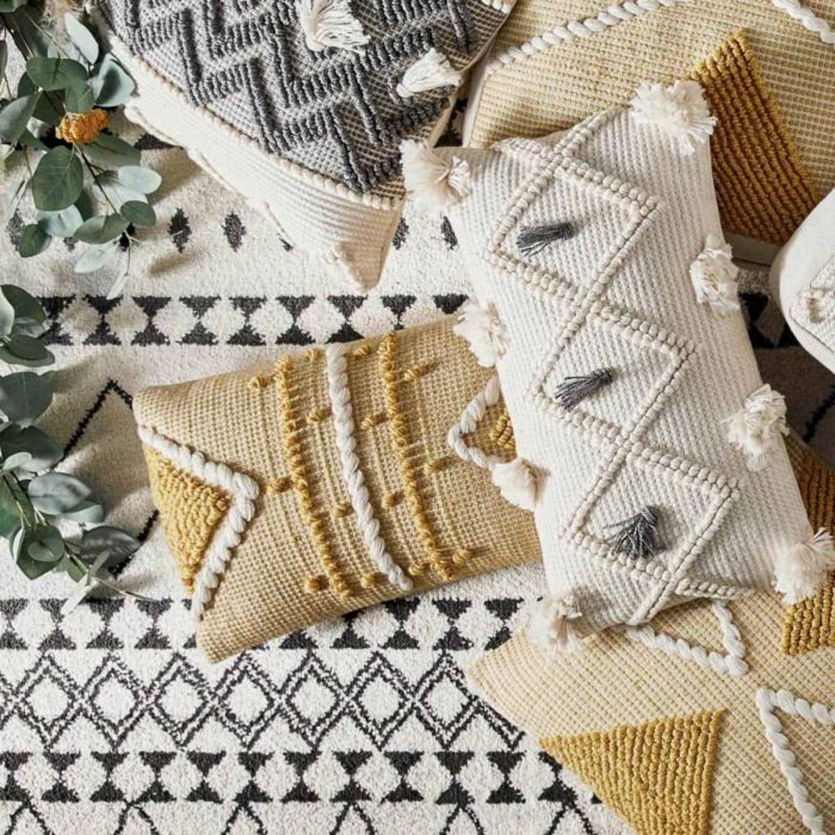 ATMOSPHERA Coussin Déco à Pompons  Row  30x50cm Ocre