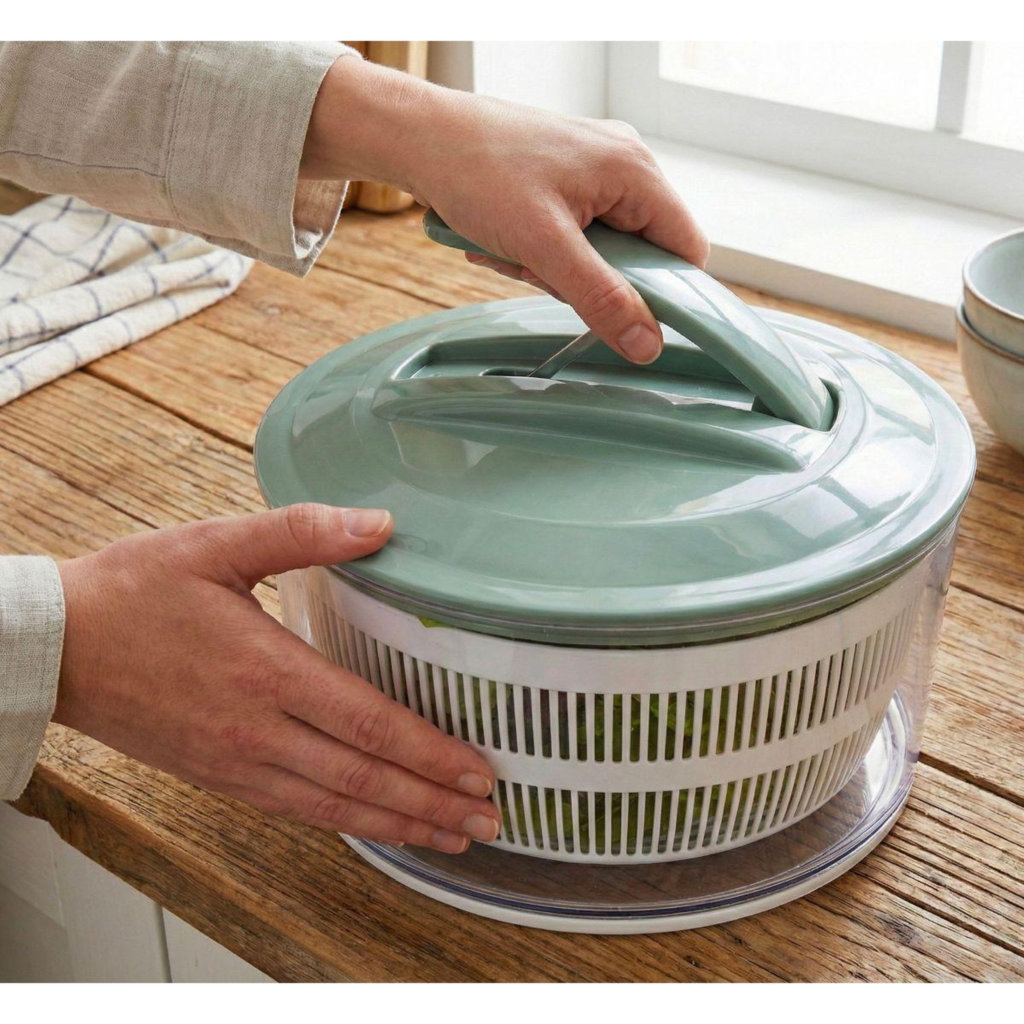 Voir la diapositive 2 : ESSENTIEL B Essoreuse à salade 24cm vert sauge