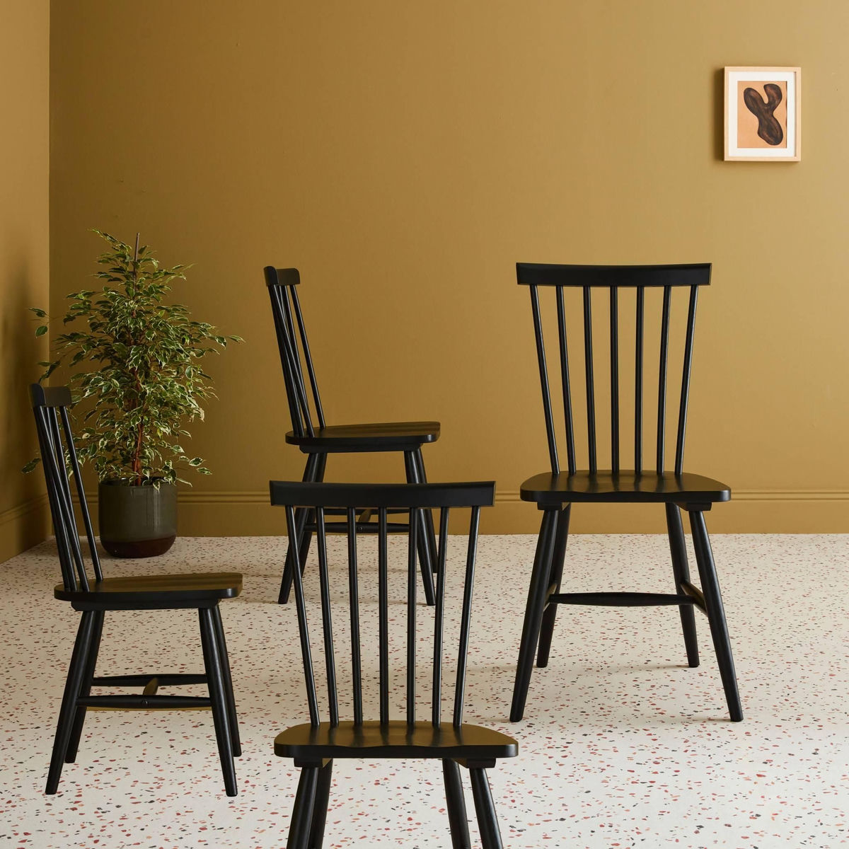 SWEEEK Lot de 4 chaises noires à barreaux en bois d'hévéa. ROMIE. L 50.8 x P 44.2 x H 90cm