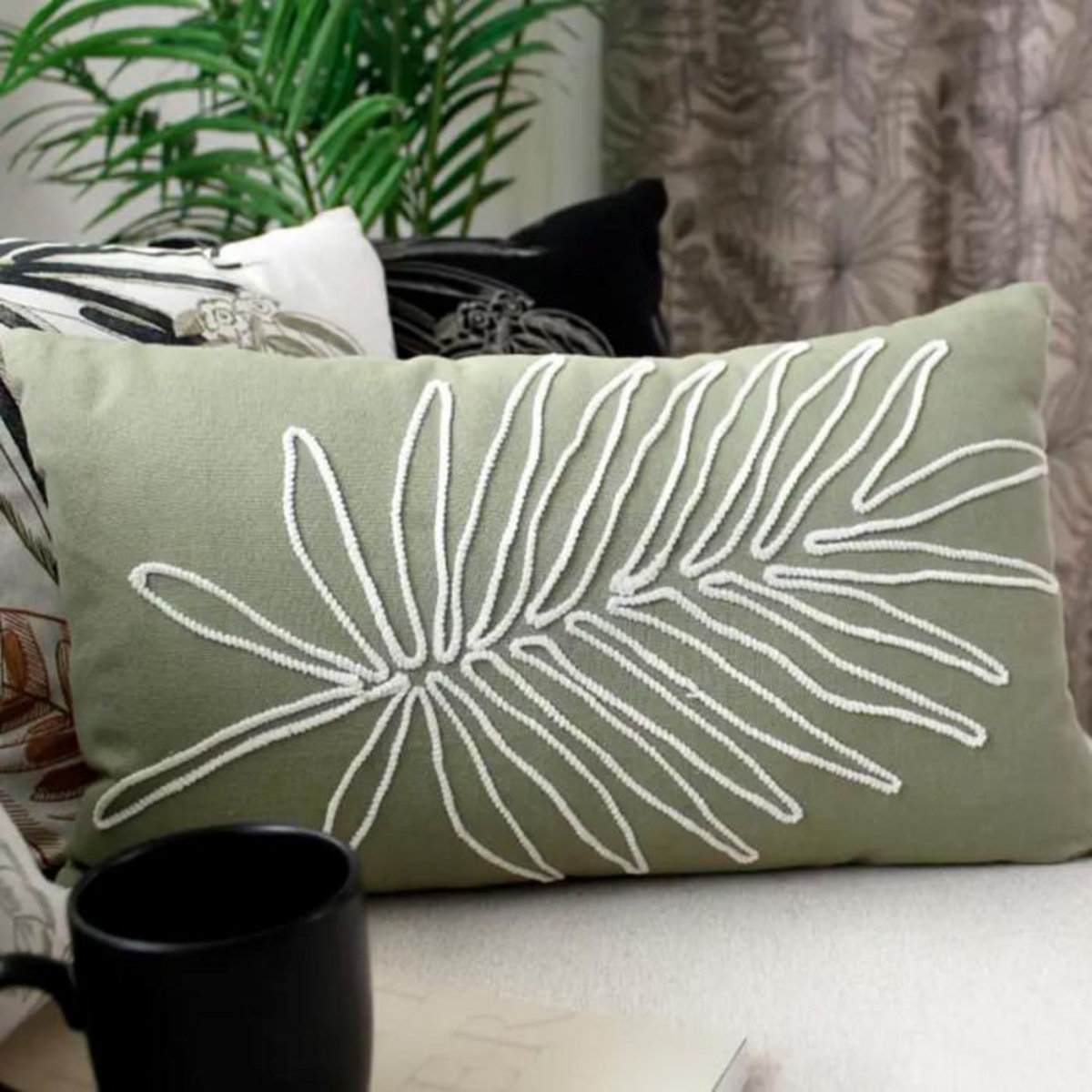 Paris Prix Coussin Déco Brodé  Mambo  30x50cm Vert Olive