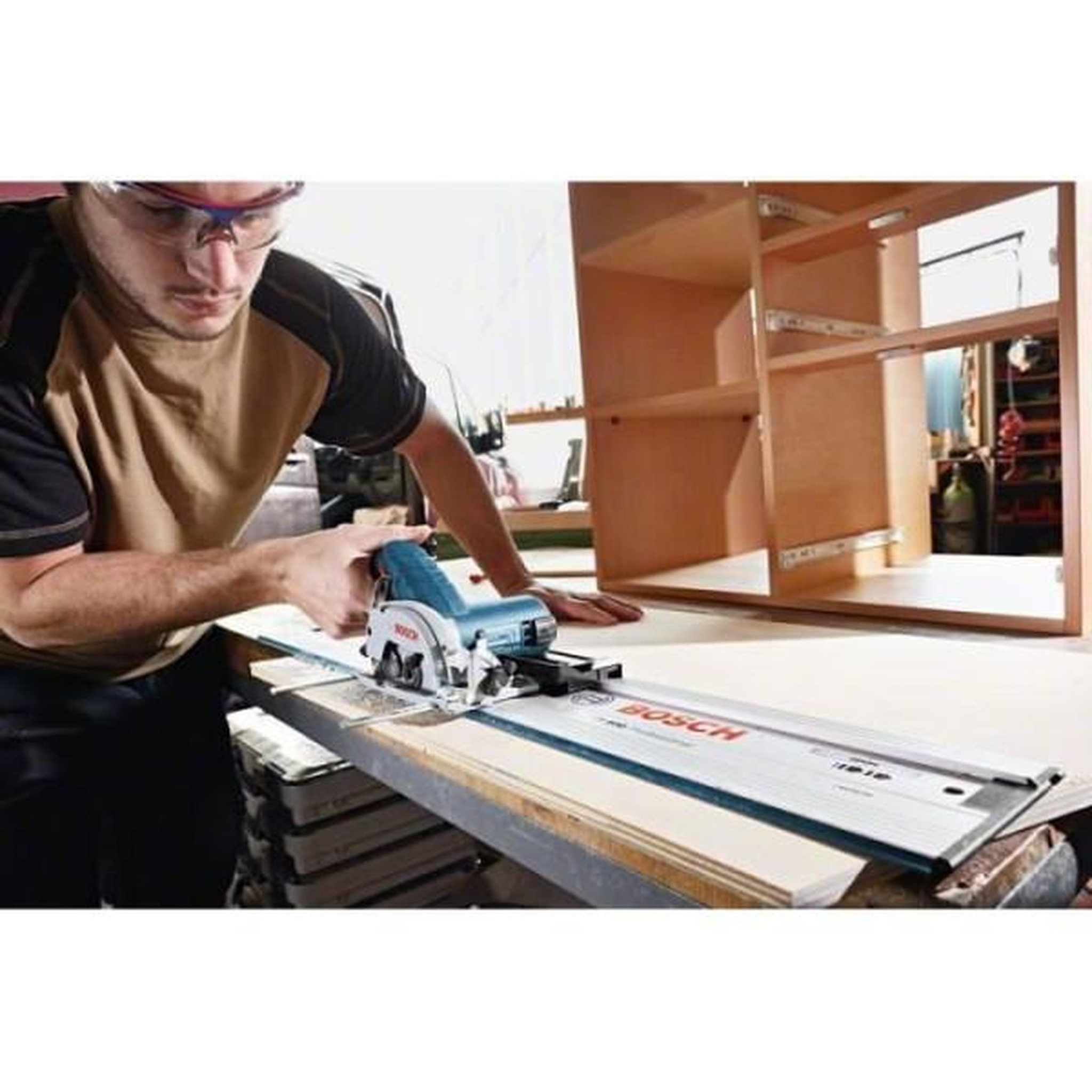 Voir la diapositive 3 : Bosch Professional Scie circulaire Bosch Professional GKS 12V-26 - Compacte et maniable pour le travail du bois