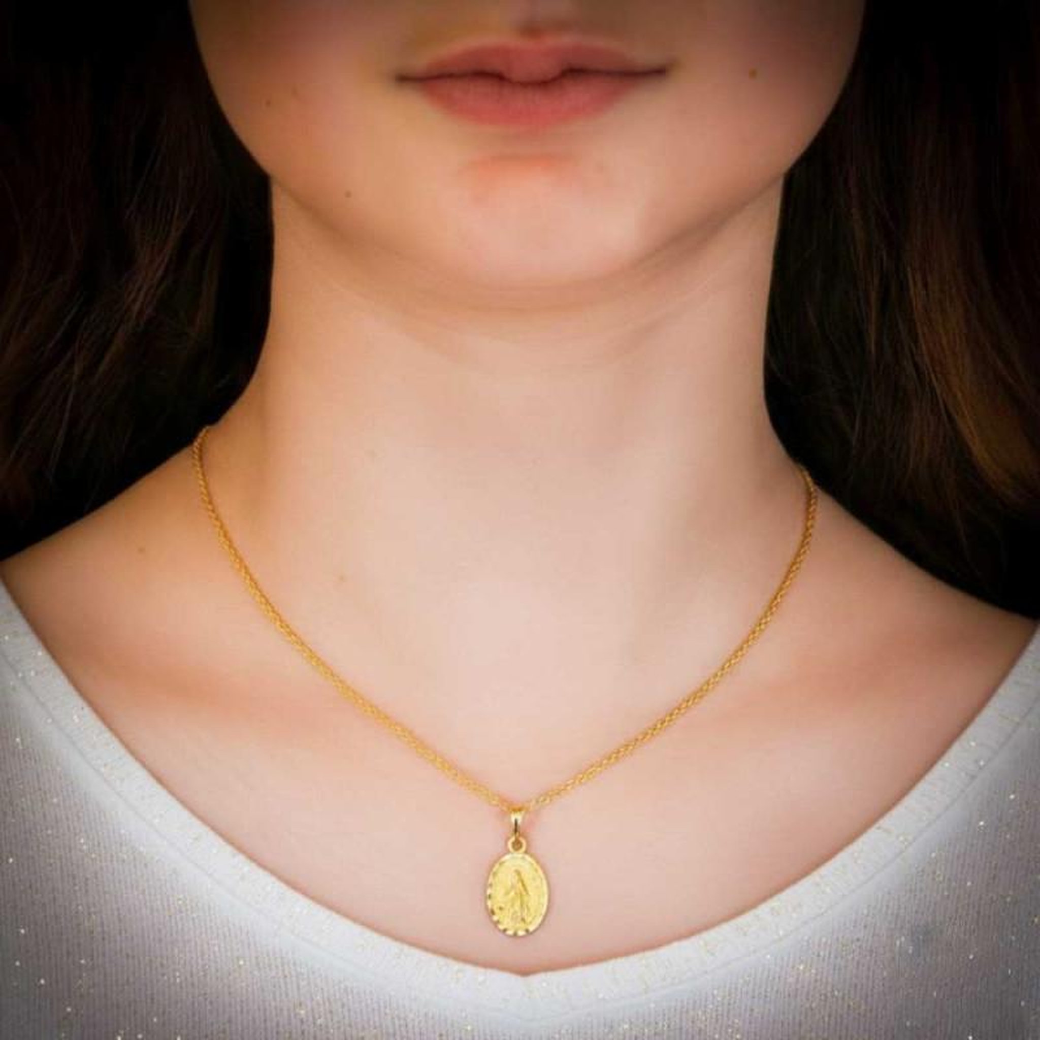 Voir la diapositive 2 : L'ATELIER D'AZUR Médaille Or 18 Carats 750/1000 Vierge Miraculeuse - Chaine Dorée Offerte